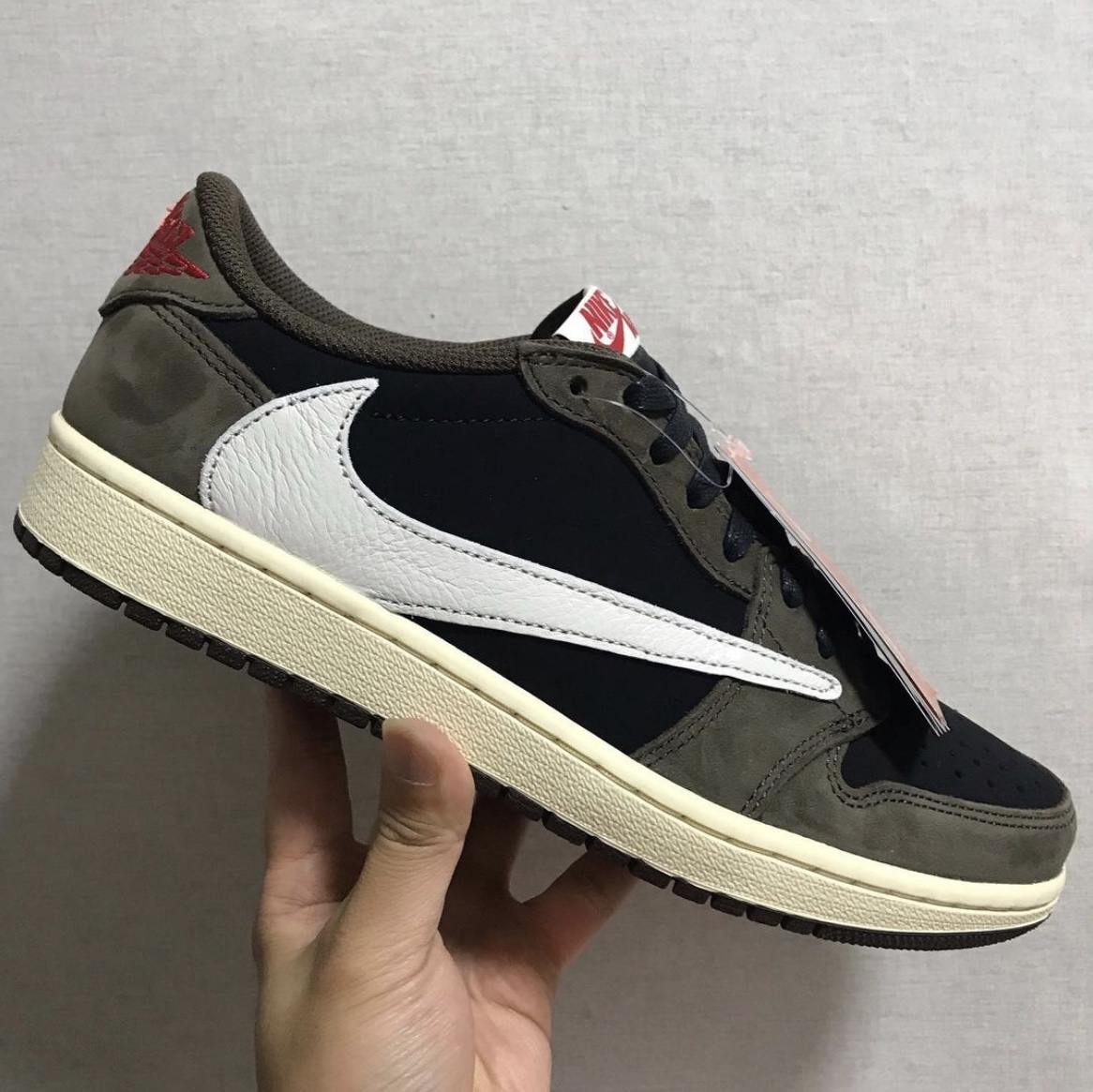 Jordan 1 x Travis Scott Retro Low OG SP Mocha 착용 스타일 - 1