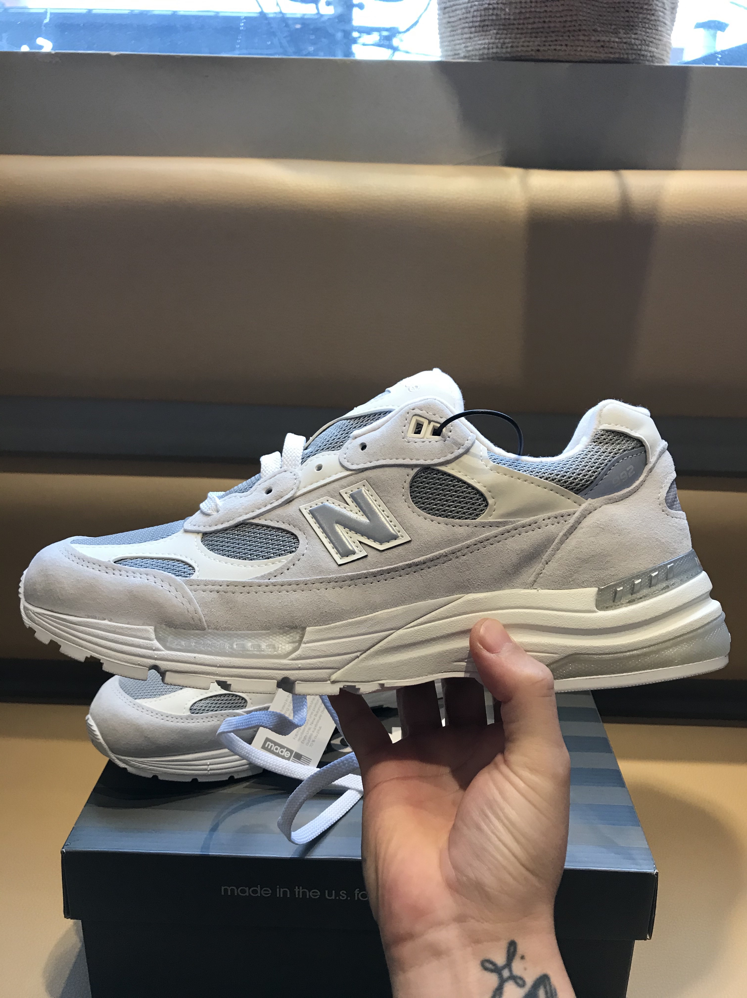 New Balance 992 Made in USA White Silver 착용 스타일 - 1