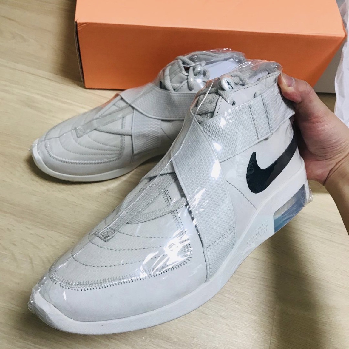 Nike x Fear of God Air Fear of God Raid Light Bone 착용 스타일 - 2