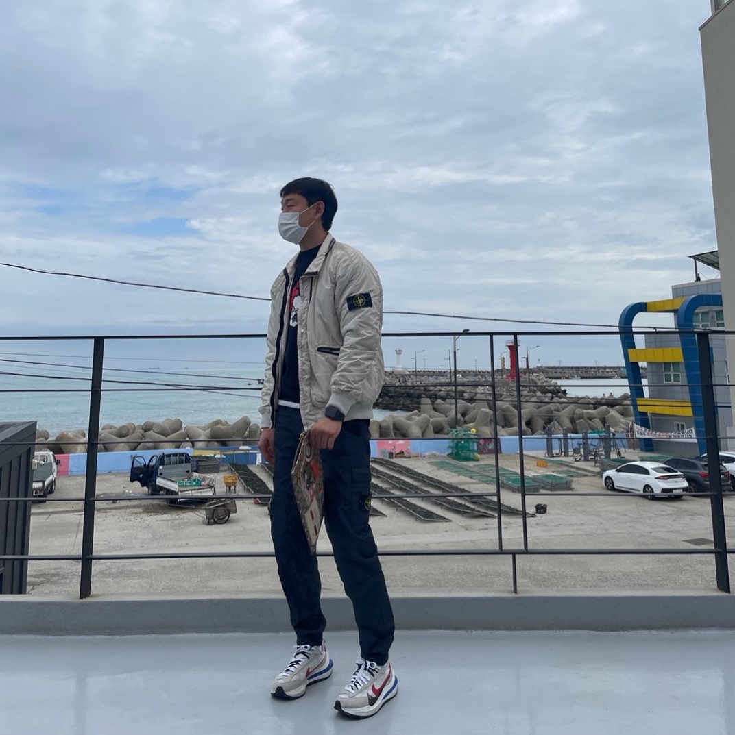 Nike x Sacai VaporWaffle Royal Fuchsia 착용 스타일