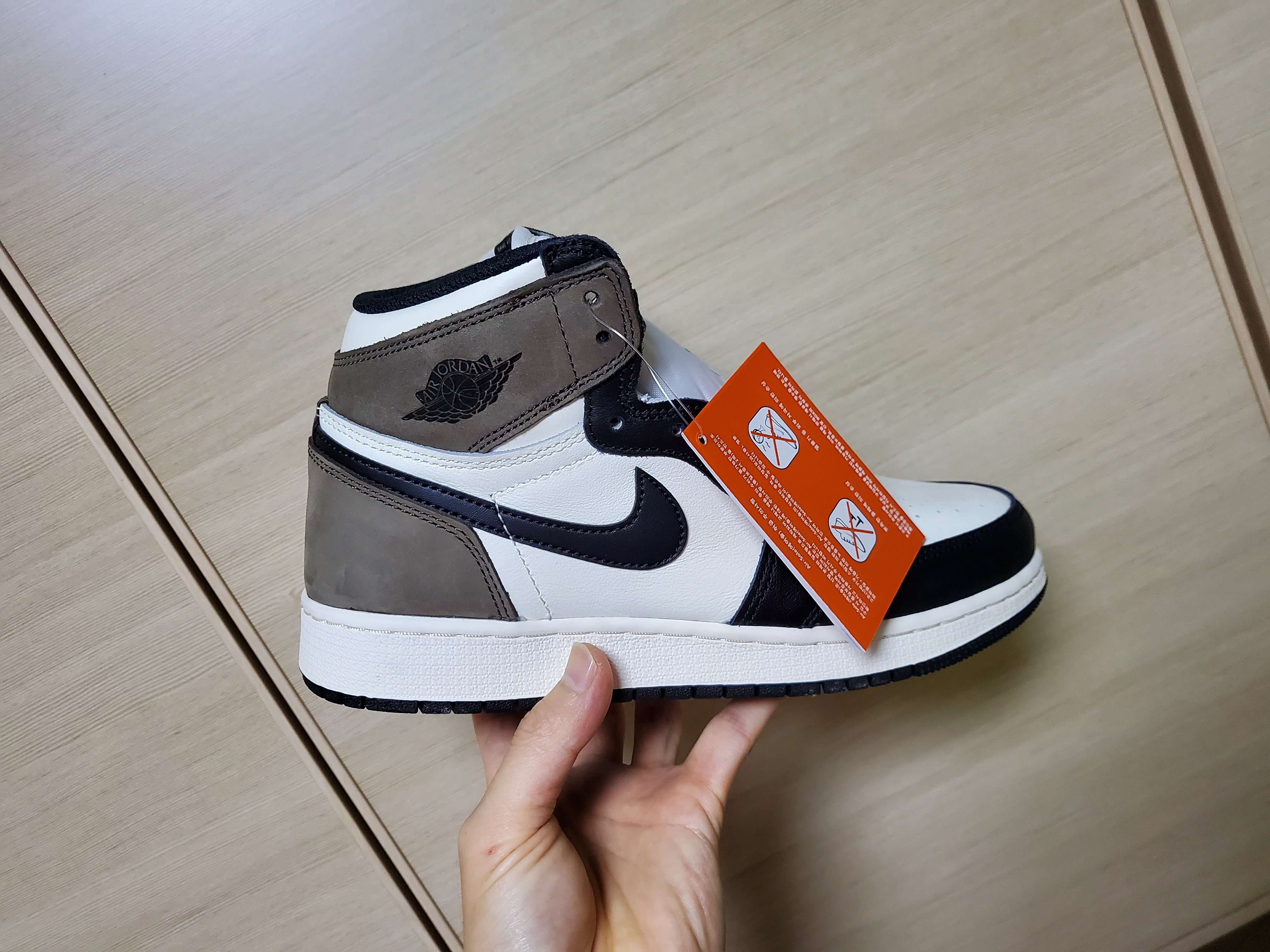 (GS) Jordan 1 Retro High OG Black Mocha 착용 스타일 - 4
