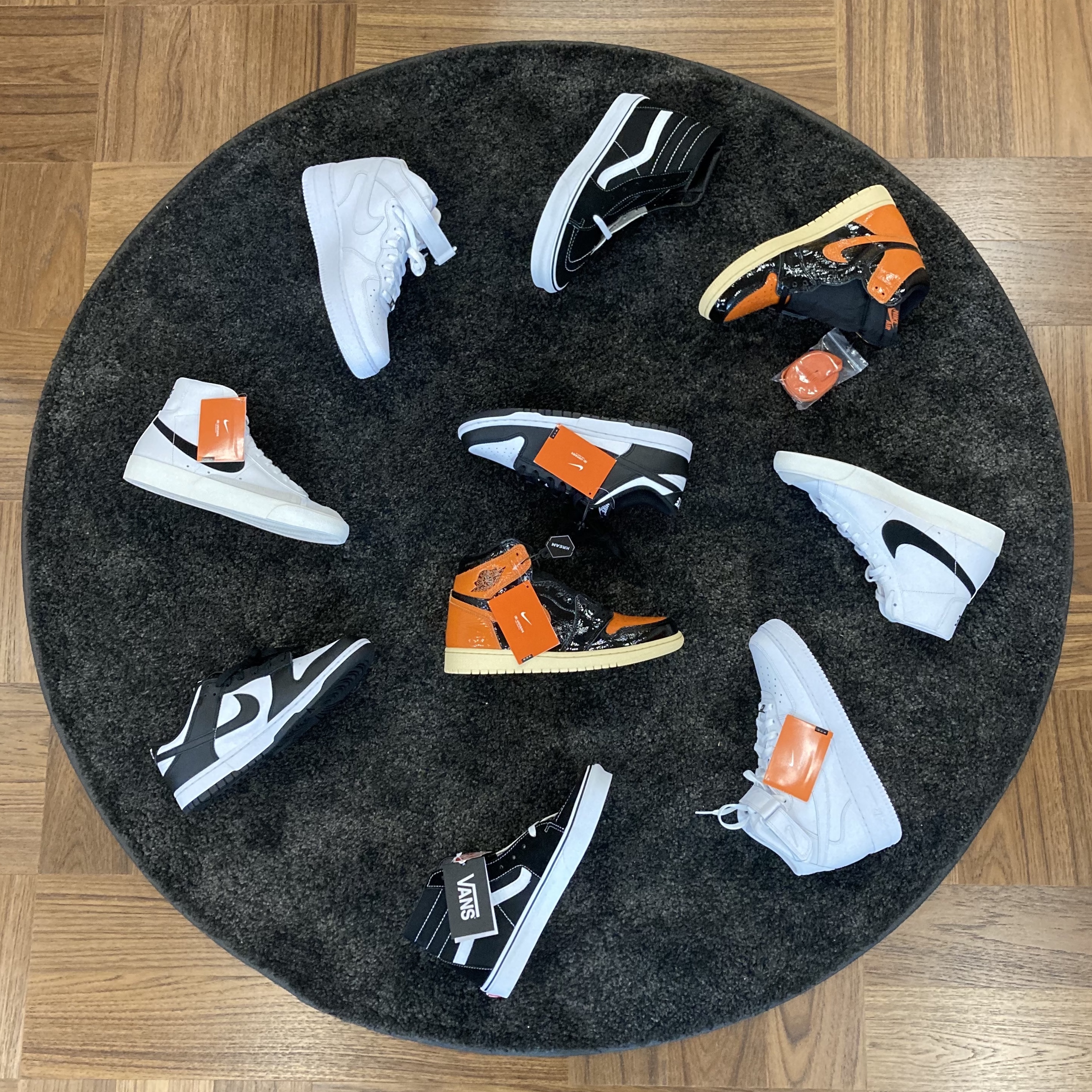 Jordan 1 Retro High Shattered Backboard 3.0, Nike Dunk Low Retro Black 착용 스타일 - 1