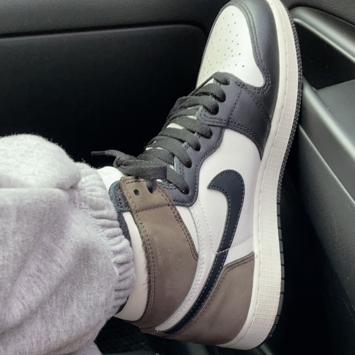 Jordan 1 Retro High OG Black Mocha 착용 스타일 - 2
