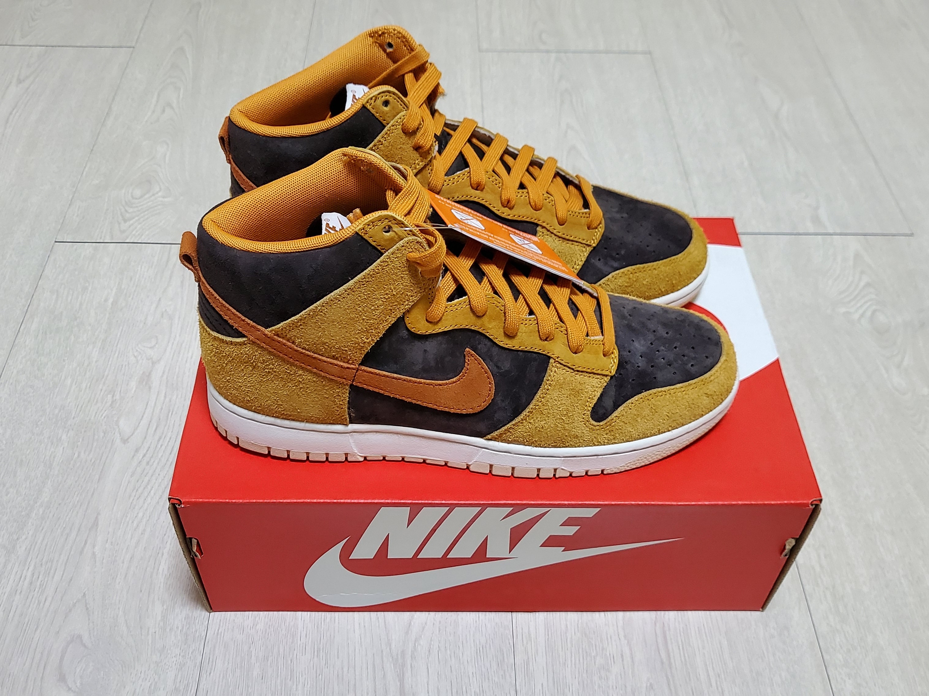 Nike Dunk High Retro PRM Dark Curry 착용 스타일 - 1