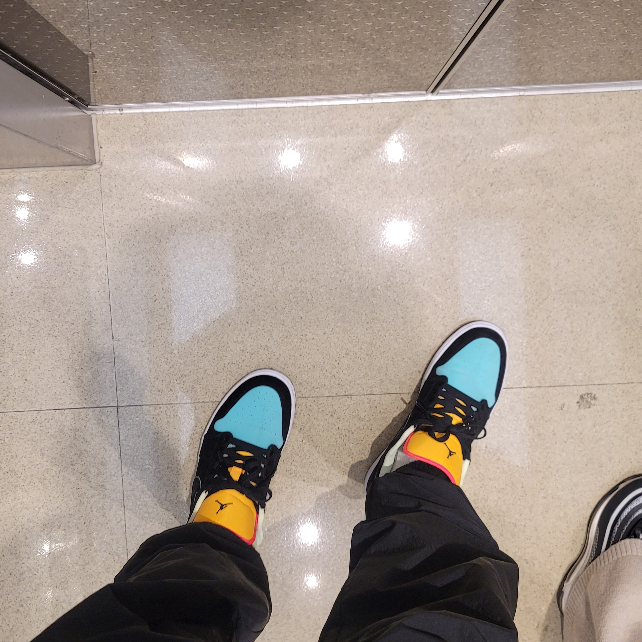 Jordan 1 Low SE Aurora Green 착용 스타일 - 2