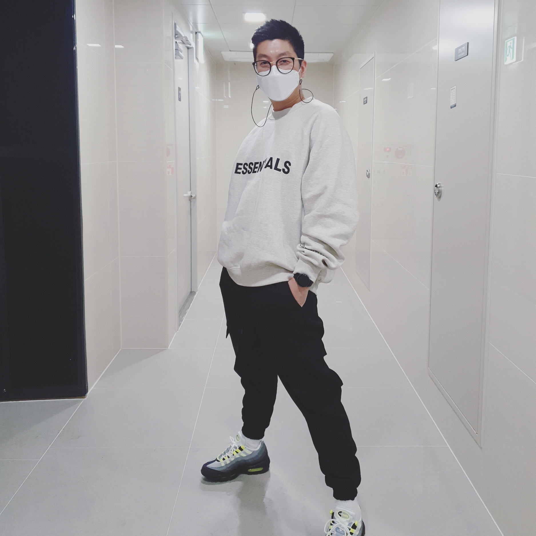 Essentials 3D Silicon Applique Crewneck Oatmeal/Oatmeal Heather/Light Heather Oatmeal 2020, Nike Air Max 95 OG Neon Yellow 2020 착용 스타일