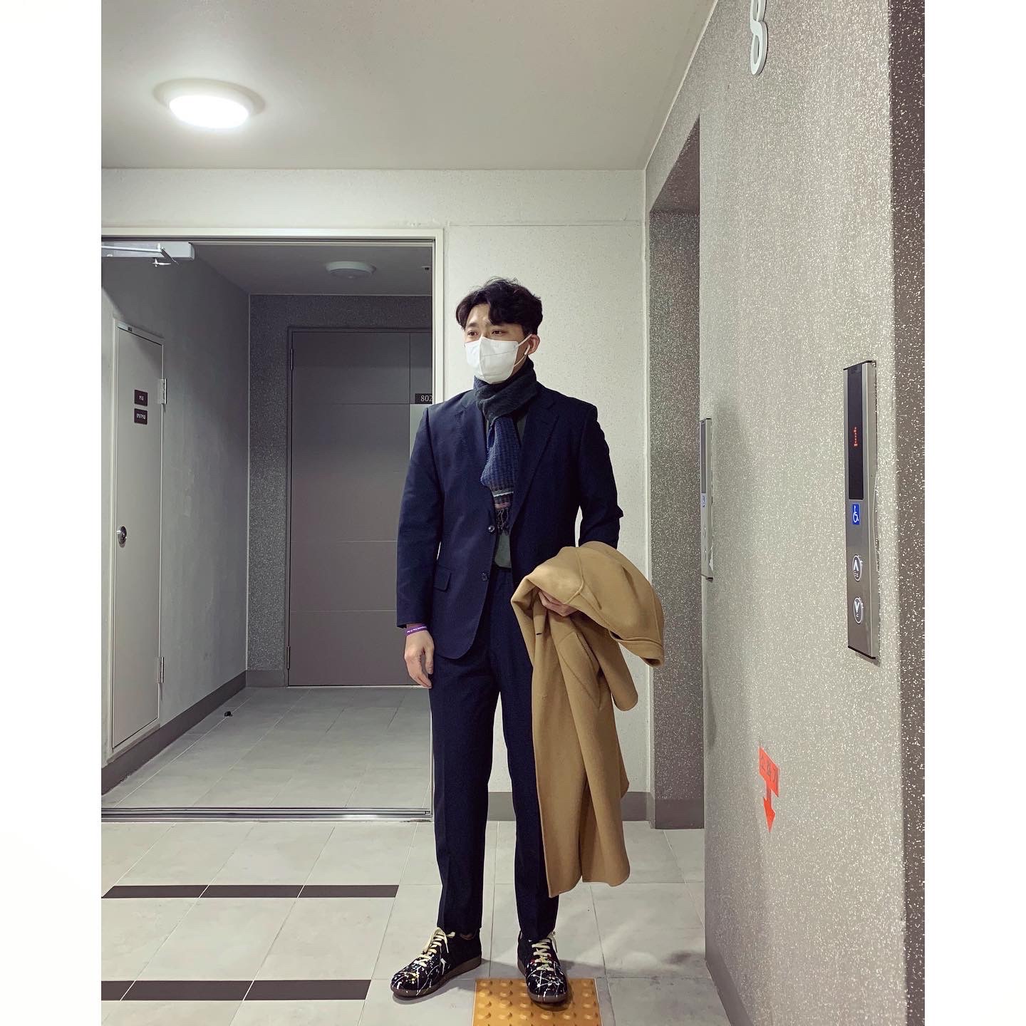 Maison Margiela Replica Paint Drop Sneakers Black 착용 스타일