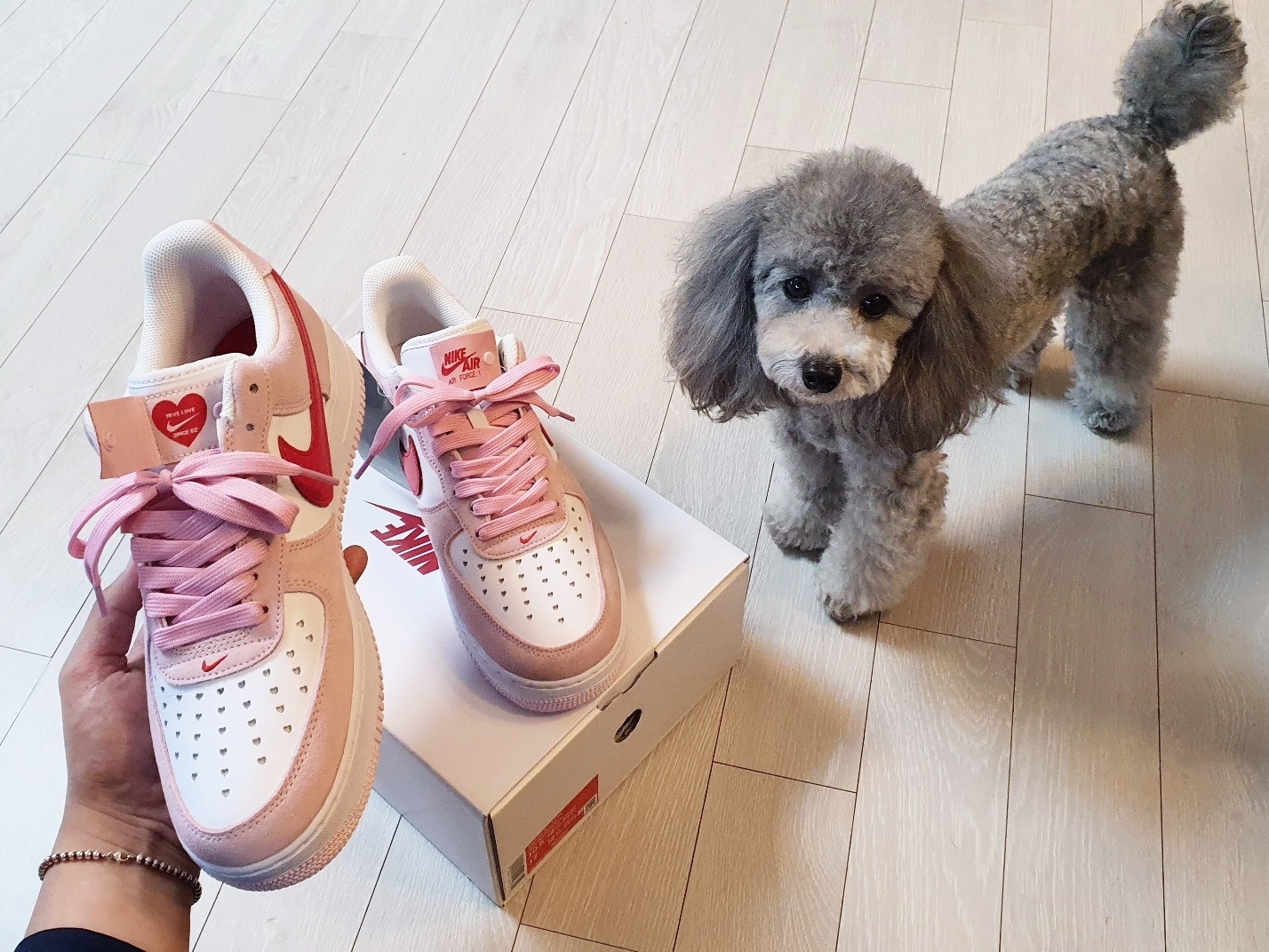 Nike Air Force 1 '07 QS Valentine's Day 착용 스타일 - 1