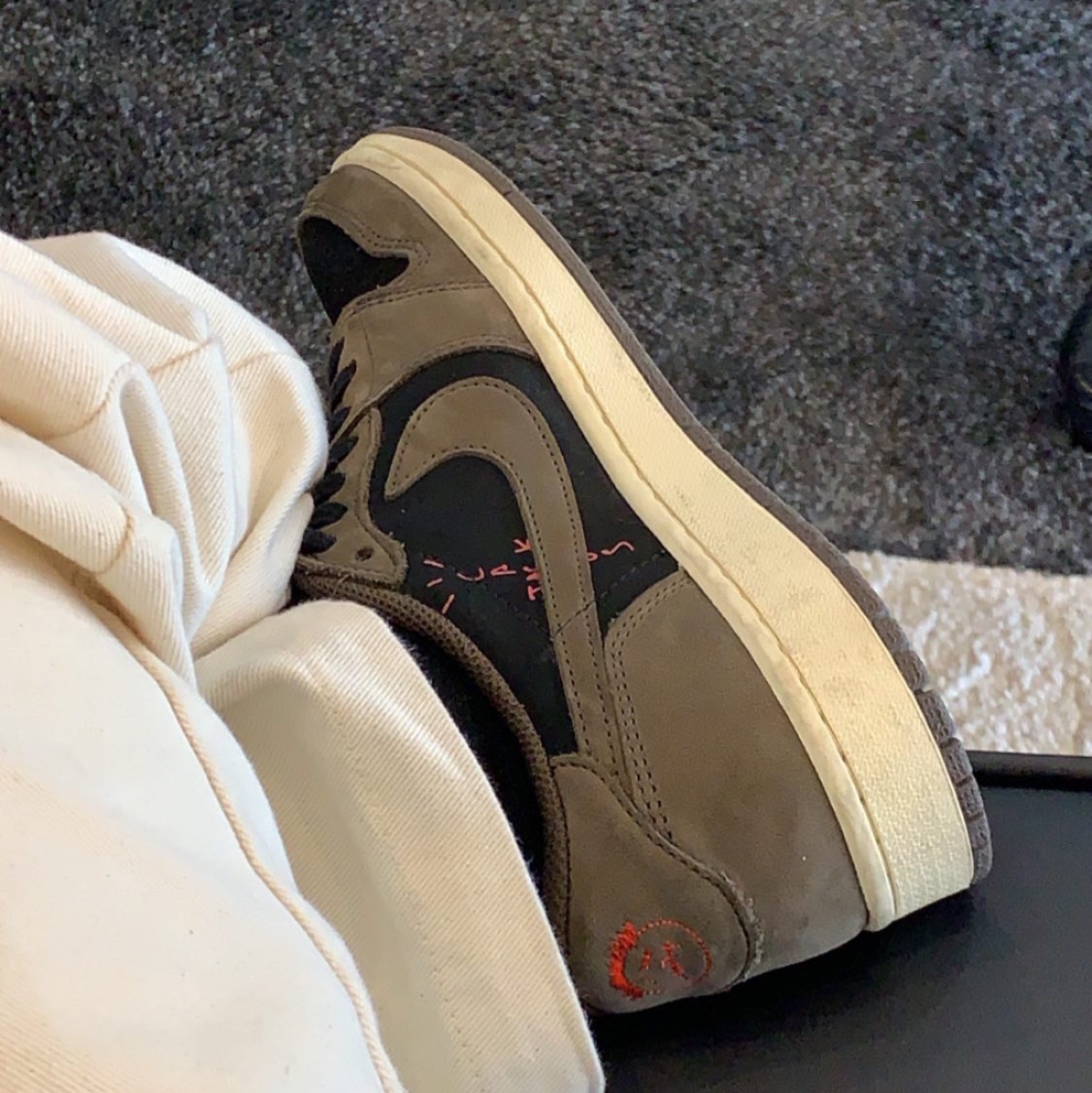Jordan 1 x Travis Scott Retro Low OG SP Mocha 착용 스타일