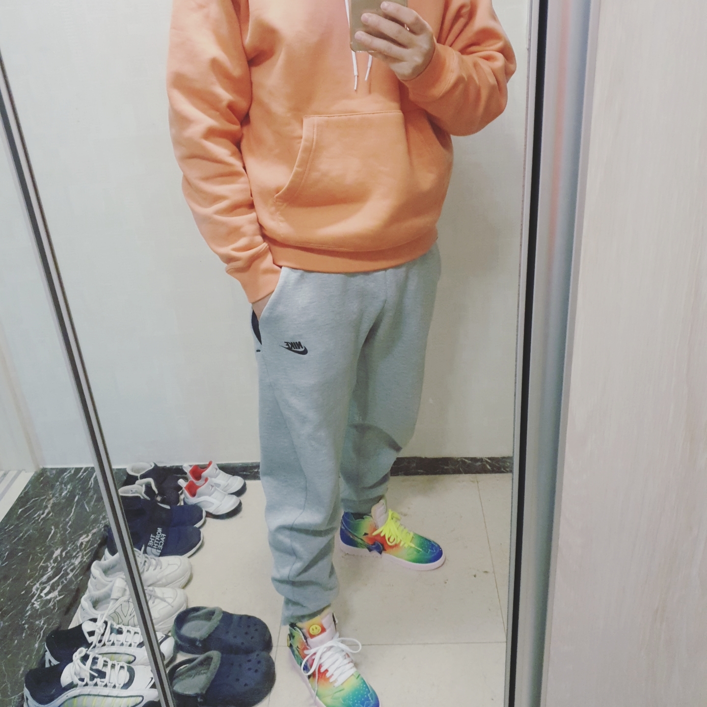 Jordan 1 x J Balvin Retro High OG, Nike NRG Solo Swoosh Fleece Hoodie Healing Orange - Asia 착용 스타일 - 1