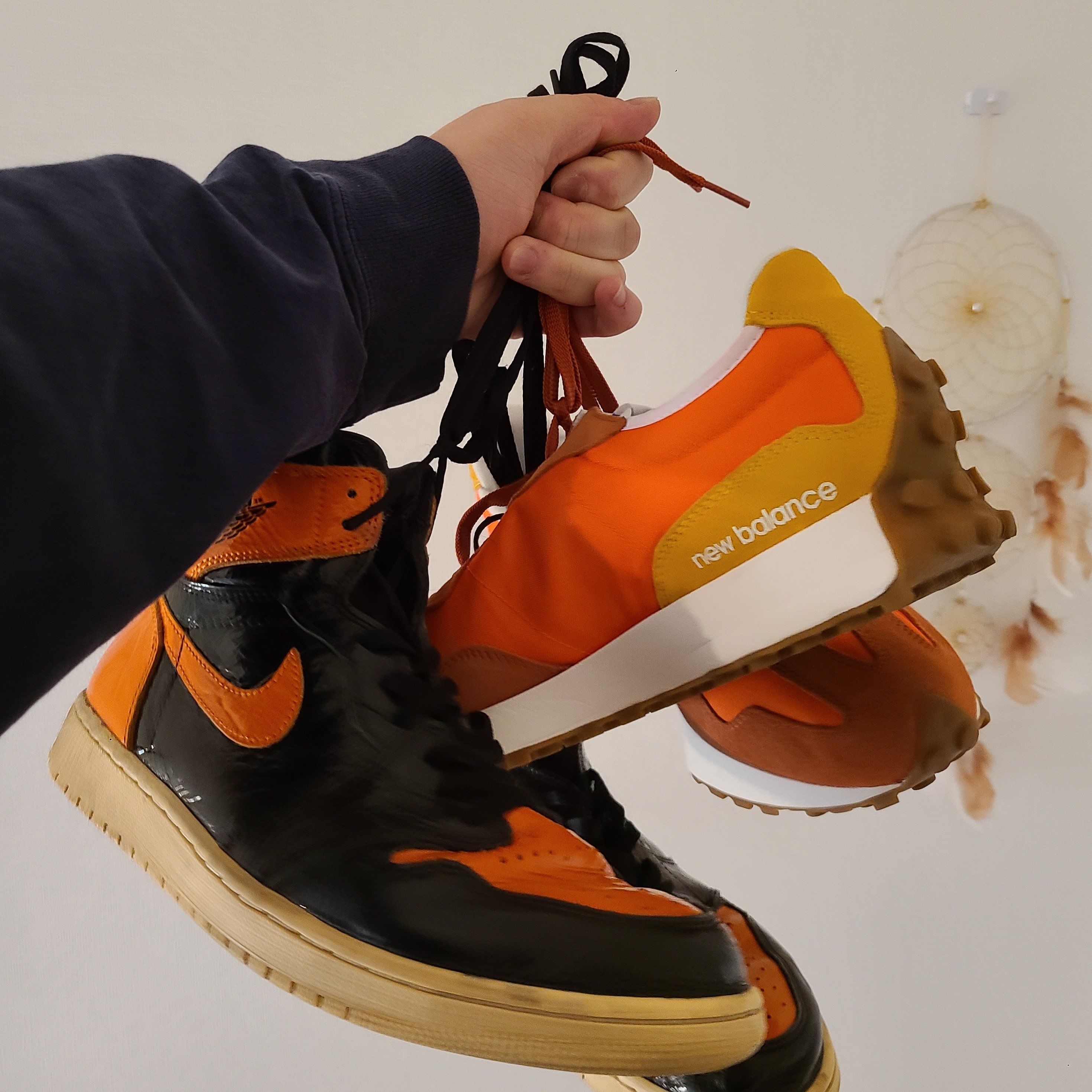 Jordan 1 Retro High Shattered Backboard 3.0, New Balance 327 Orange 착용 스타일