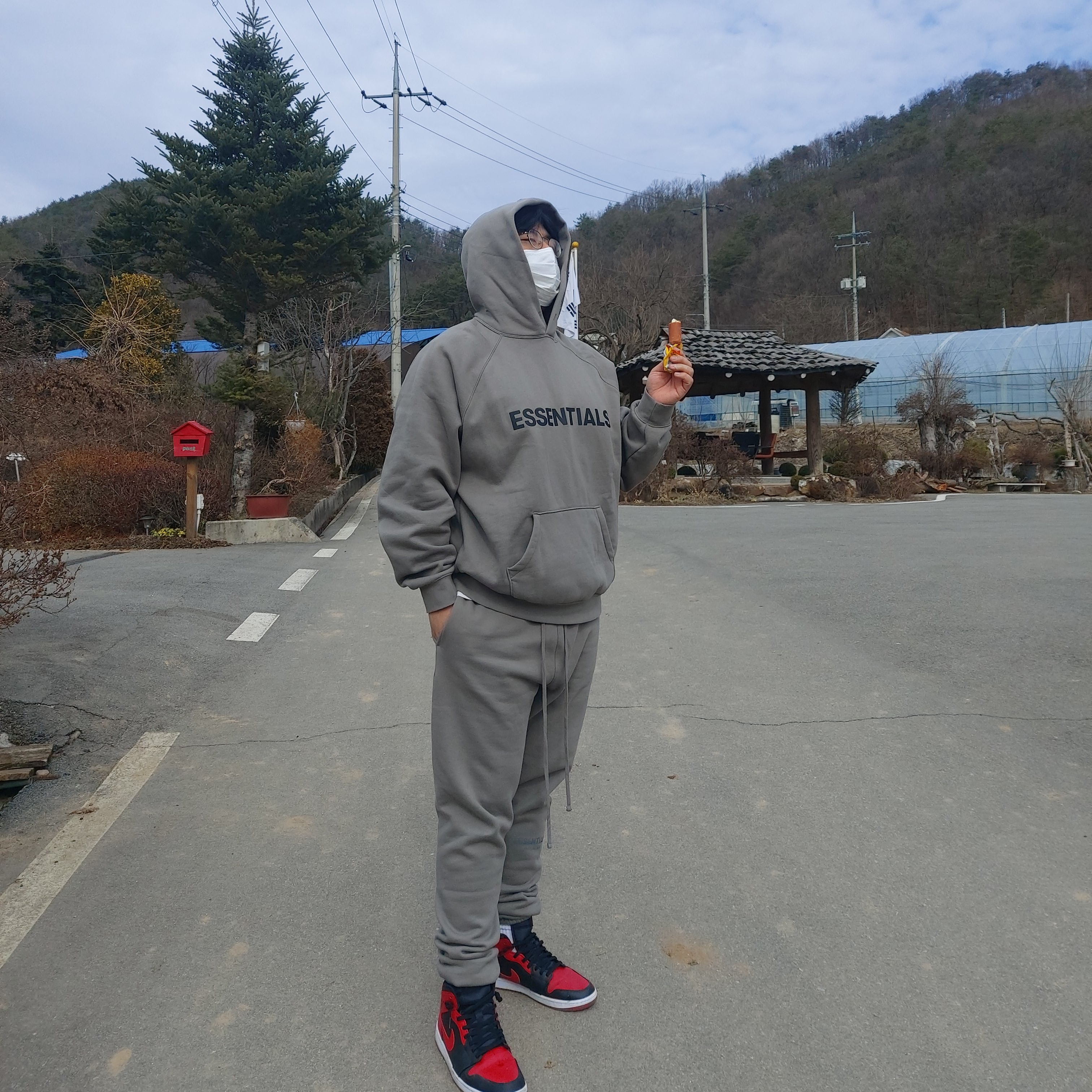 Essentials 3D Silicon Applique Pullover Hoodie Cement - 20FW, Essentials Sweatpants Cement - 20FW 착용 스타일