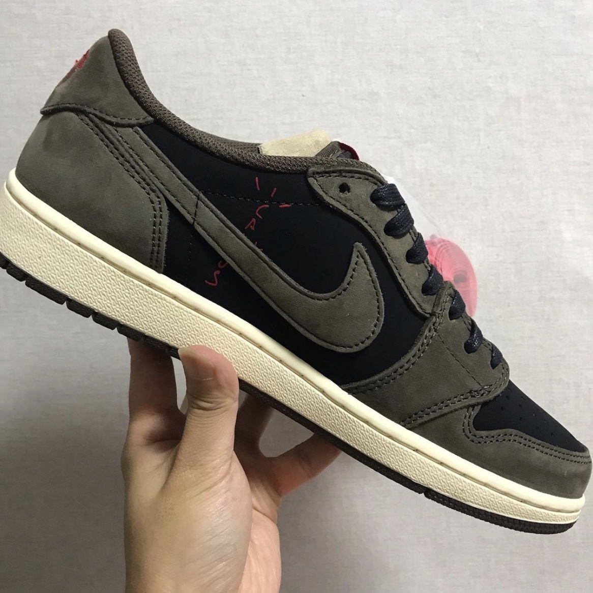 Jordan 1 x Travis Scott Retro Low OG SP Mocha 착용 스타일 - 2