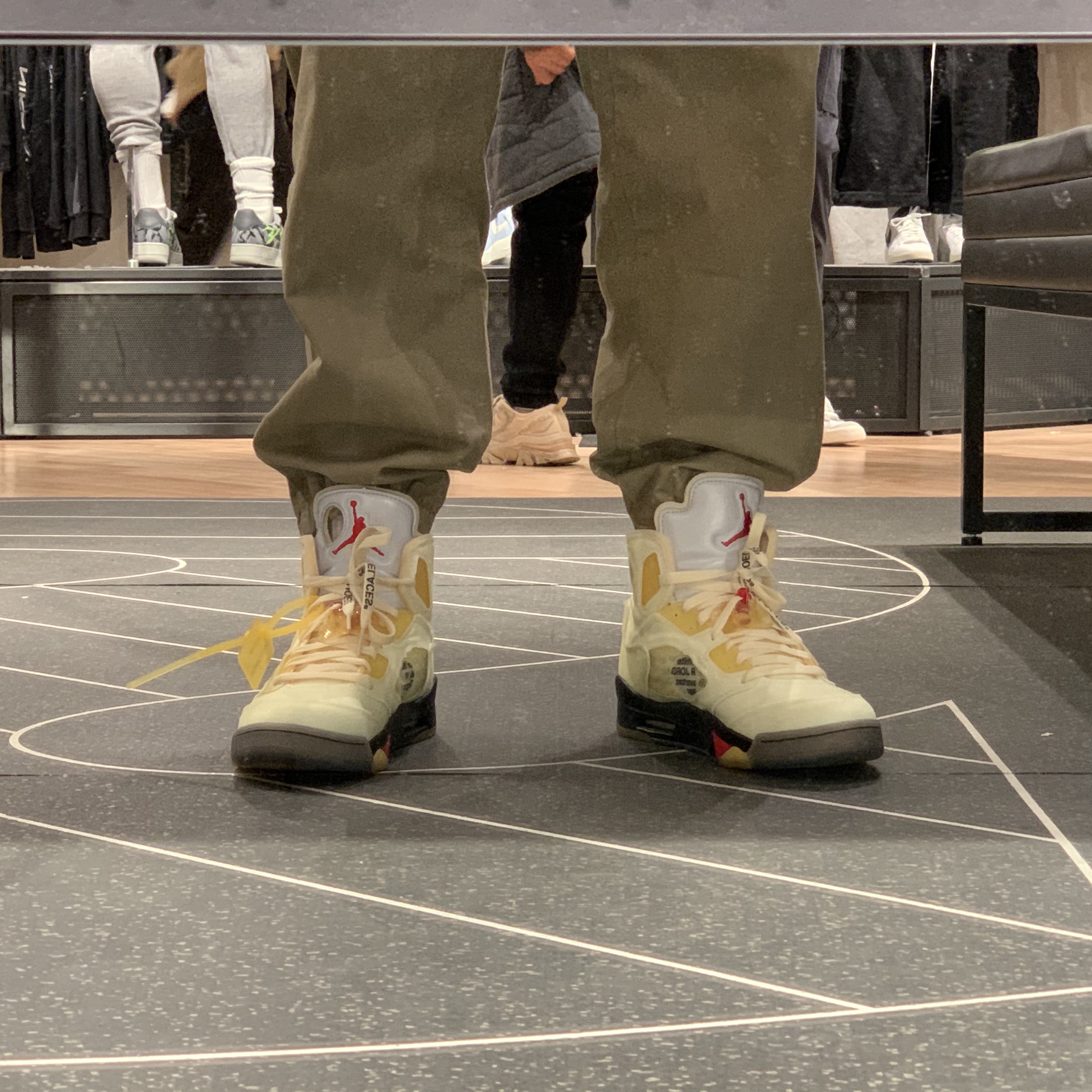Jordan 5 x Off-White Retro SP Sail Fire Red 착용 스타일 - 1
