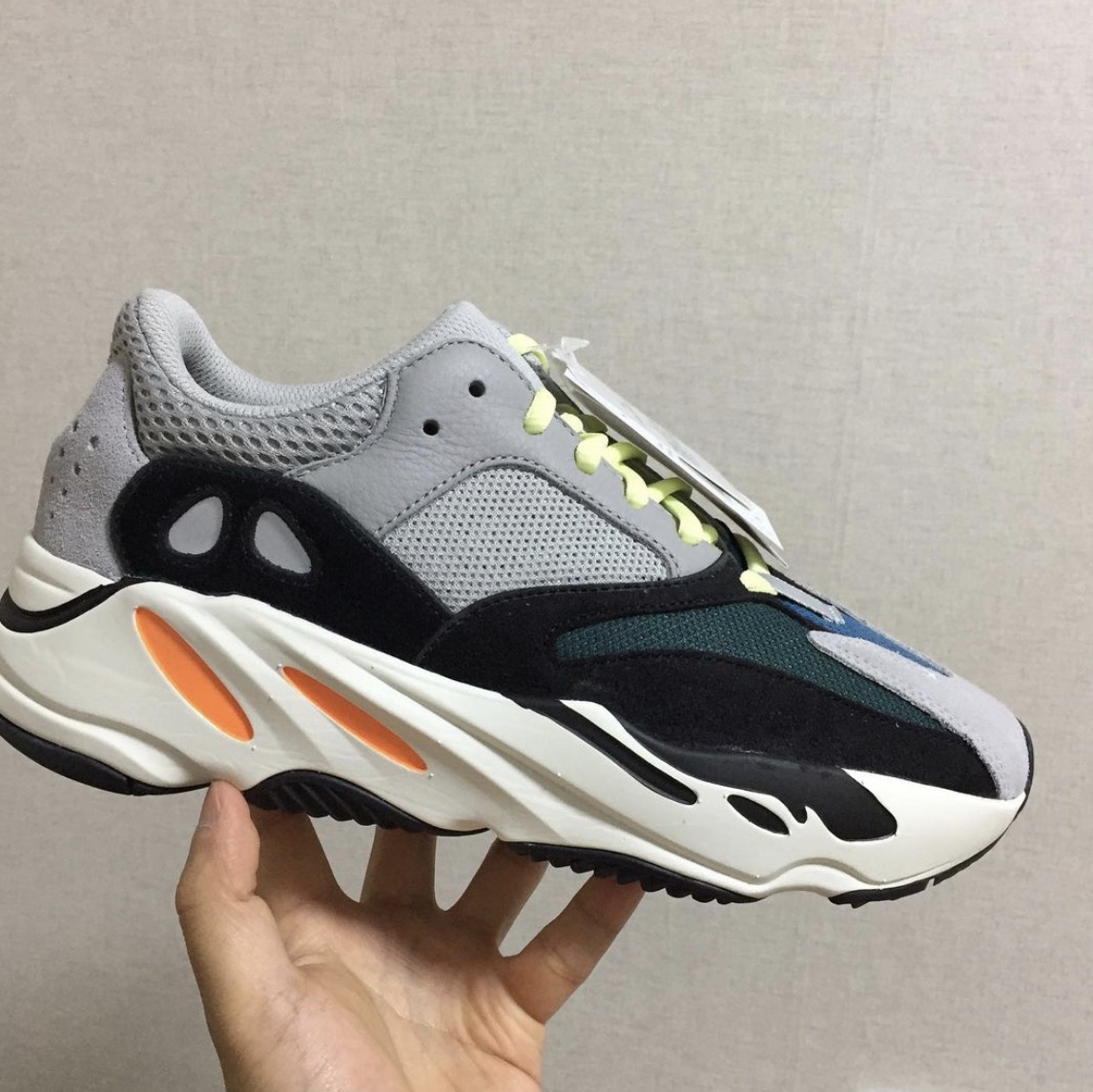 Adidas Yeezy Boost 700 Wave Runner Solid Grey 2017/2019 착용 스타일