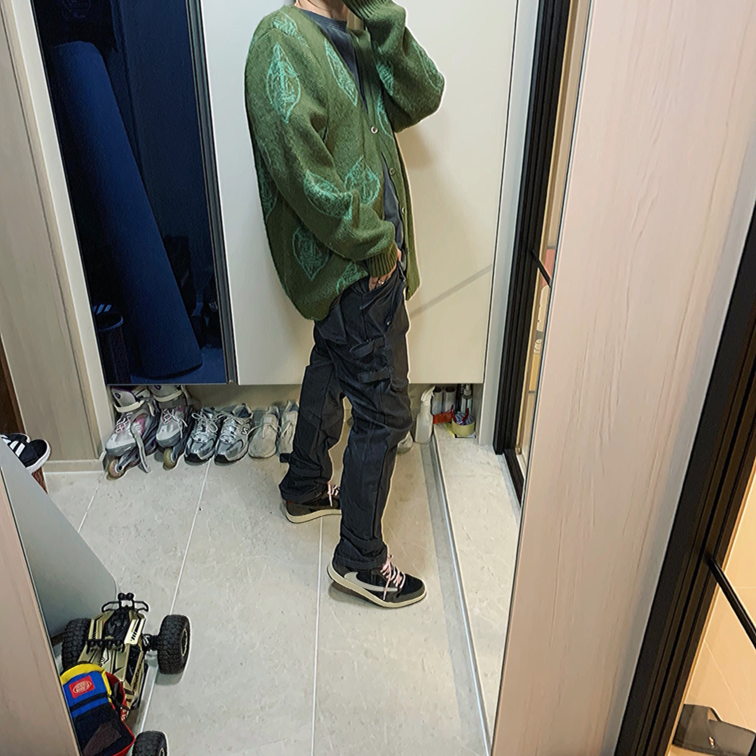 Jordan 1 x Travis Scott Retro Low OG SP Mocha 착용 스타일 - 1