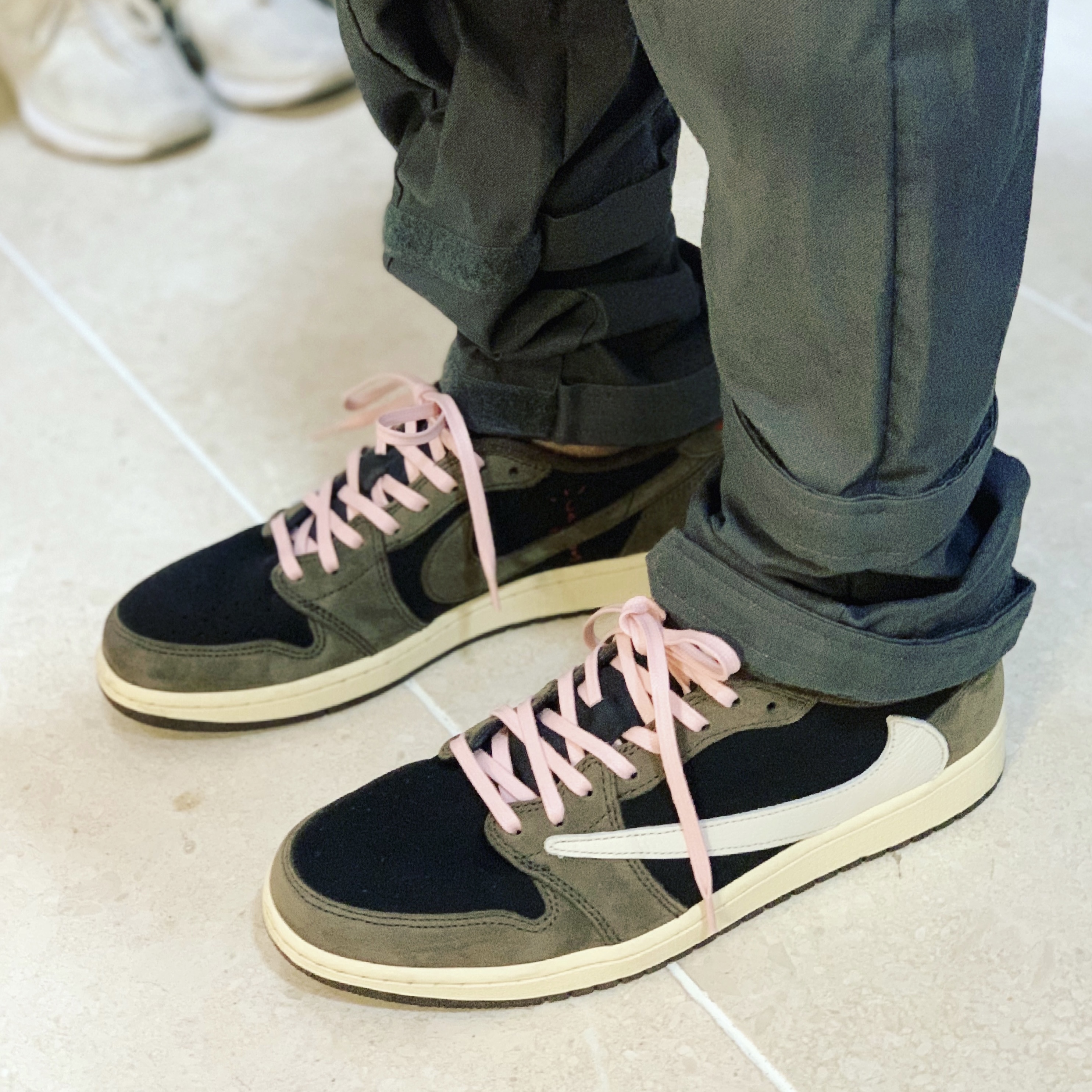 Jordan 1 x Travis Scott Retro Low OG SP Mocha 착용 스타일 - 2