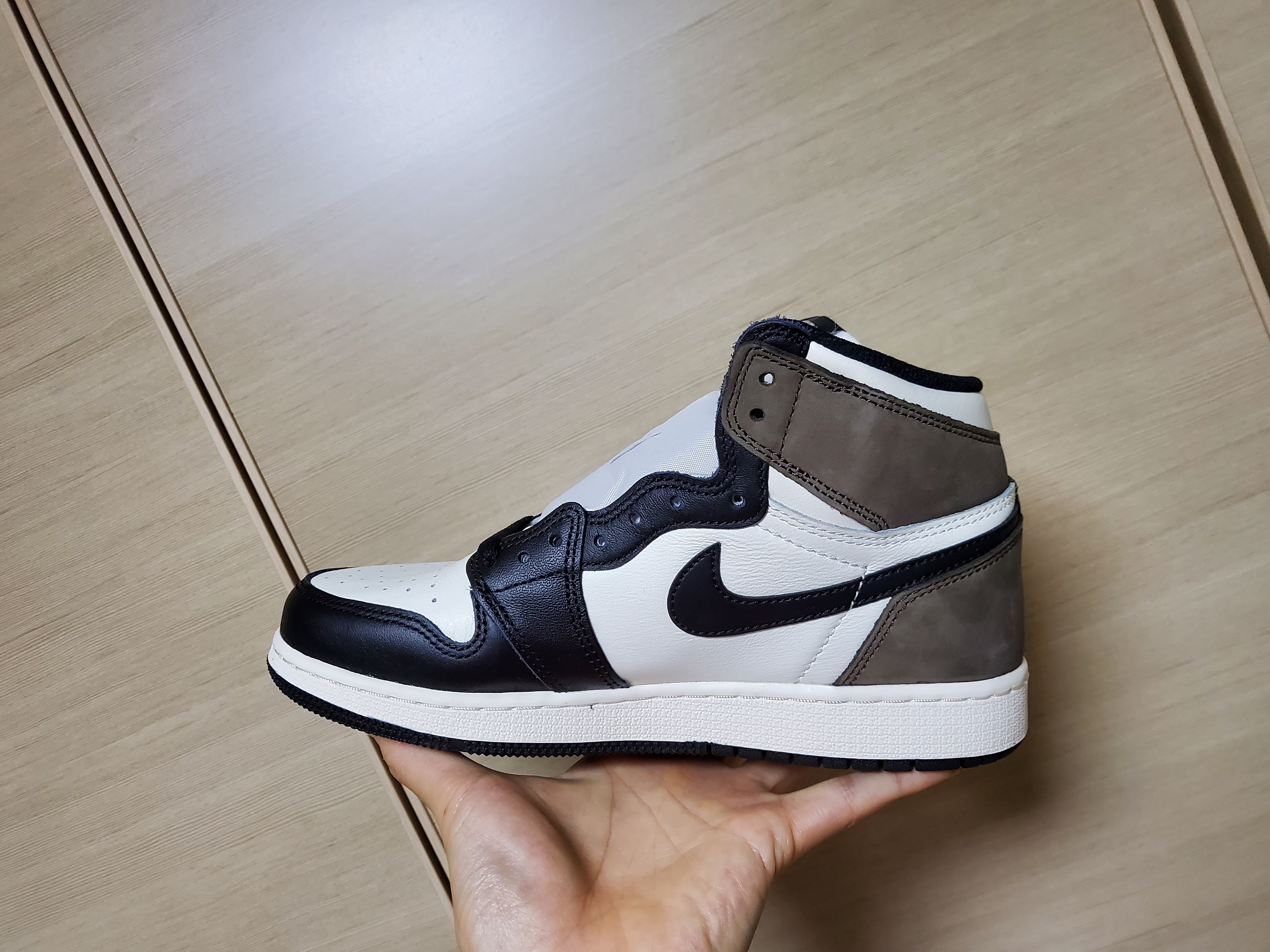 (GS) Jordan 1 Retro High OG Black Mocha 착용 스타일 - 3