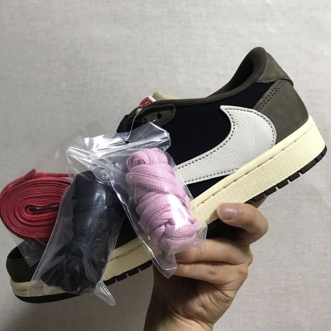 Jordan 1 x Travis Scott Retro Low OG SP Mocha 착용 스타일 - 3