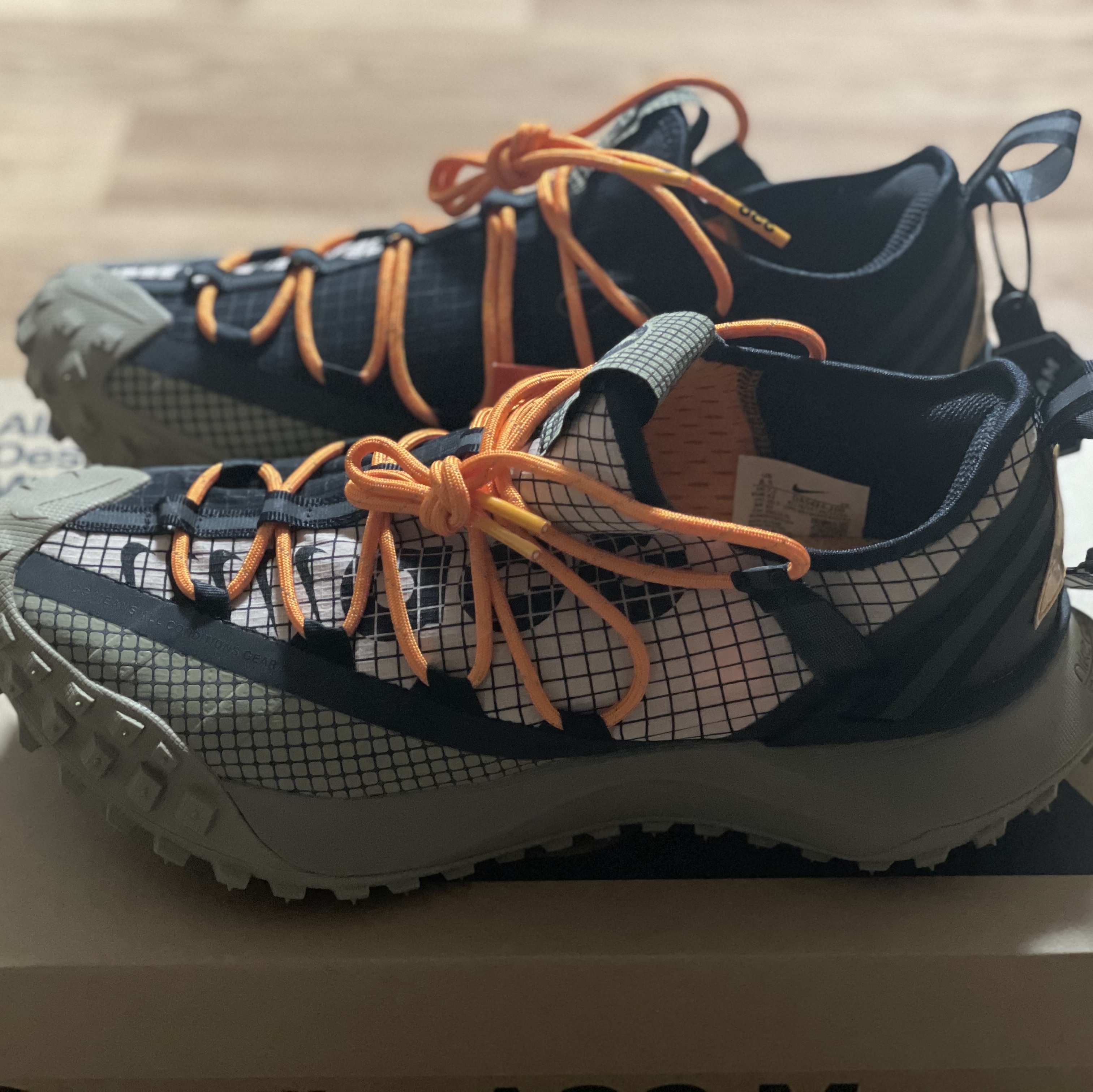 Nike ACG Mountain Fly Low Fossil Stone 착용 스타일