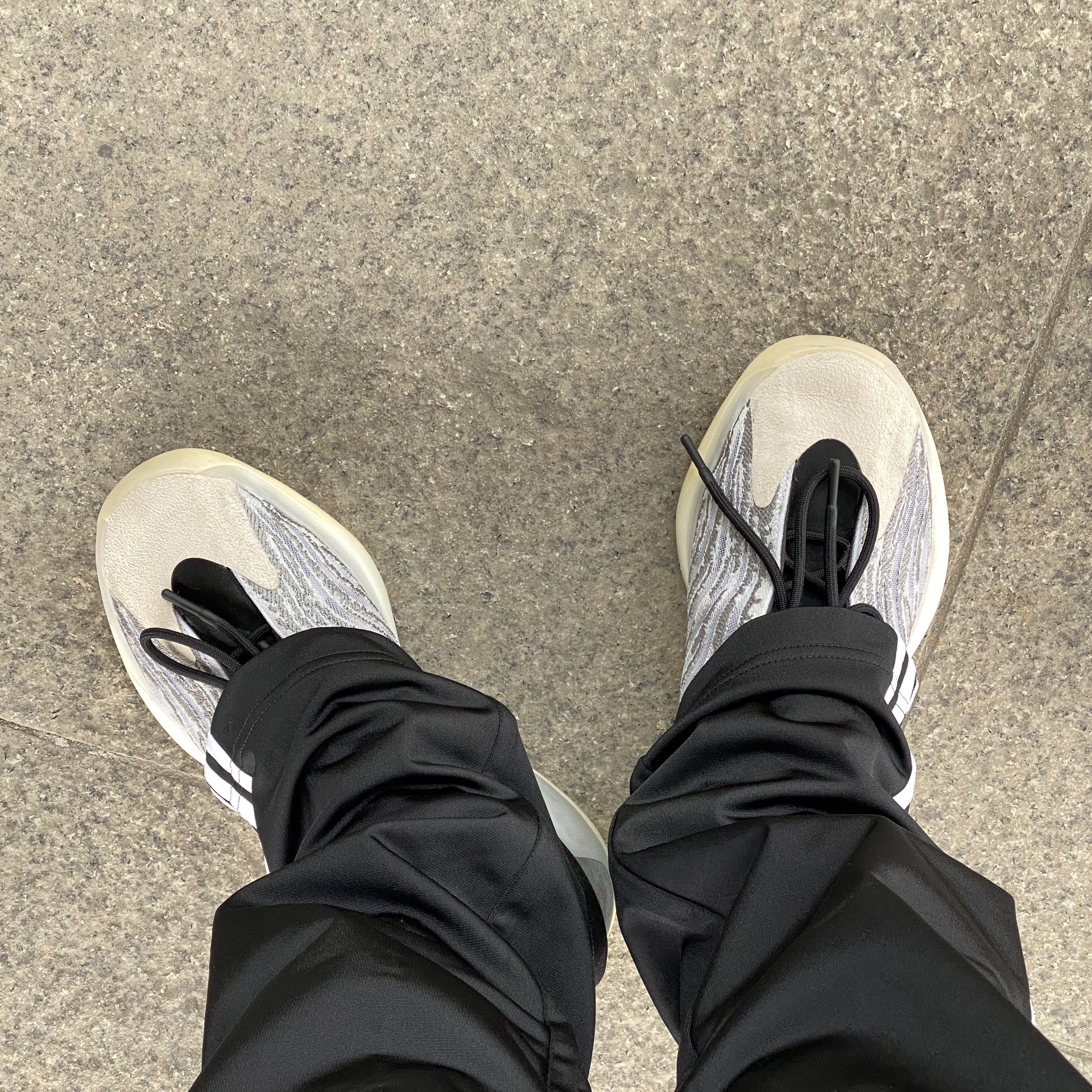 Adidas Yeezy QNTM Lifestyle 착용 스타일 - 1