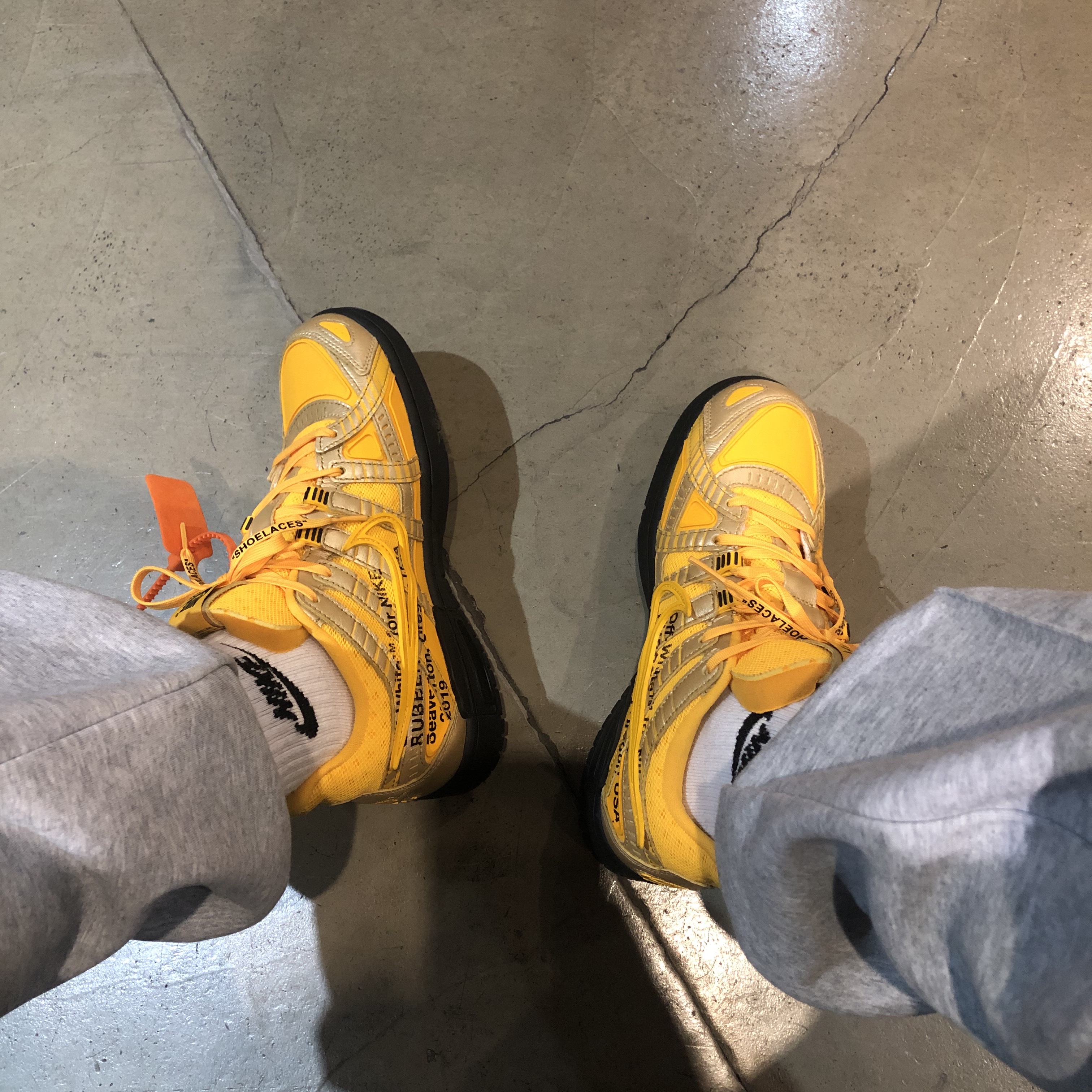 Nike x Off-White Air Rubber Dunk University Gold 착용 스타일