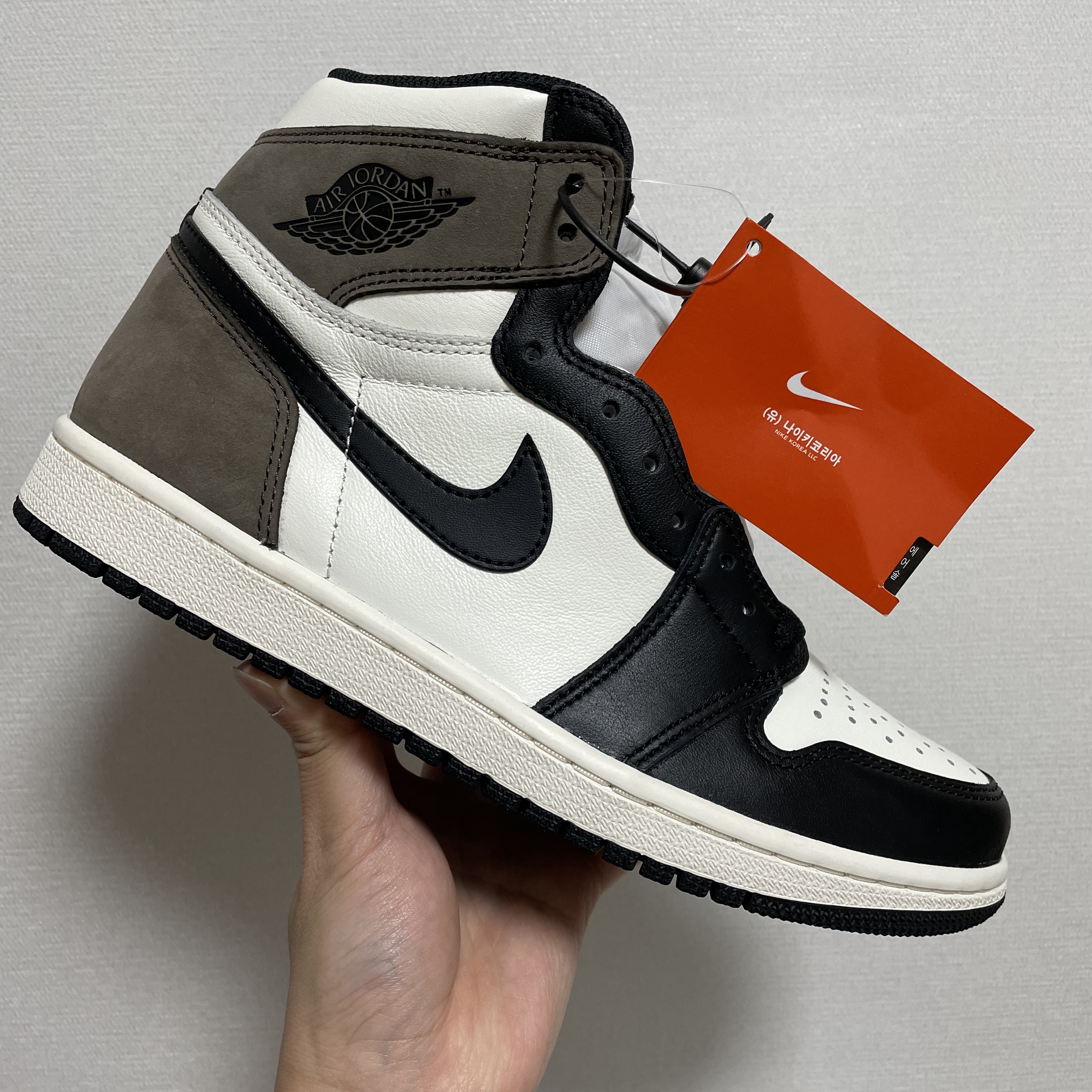 Jordan 1 Retro High OG Black Mocha 착용 스타일