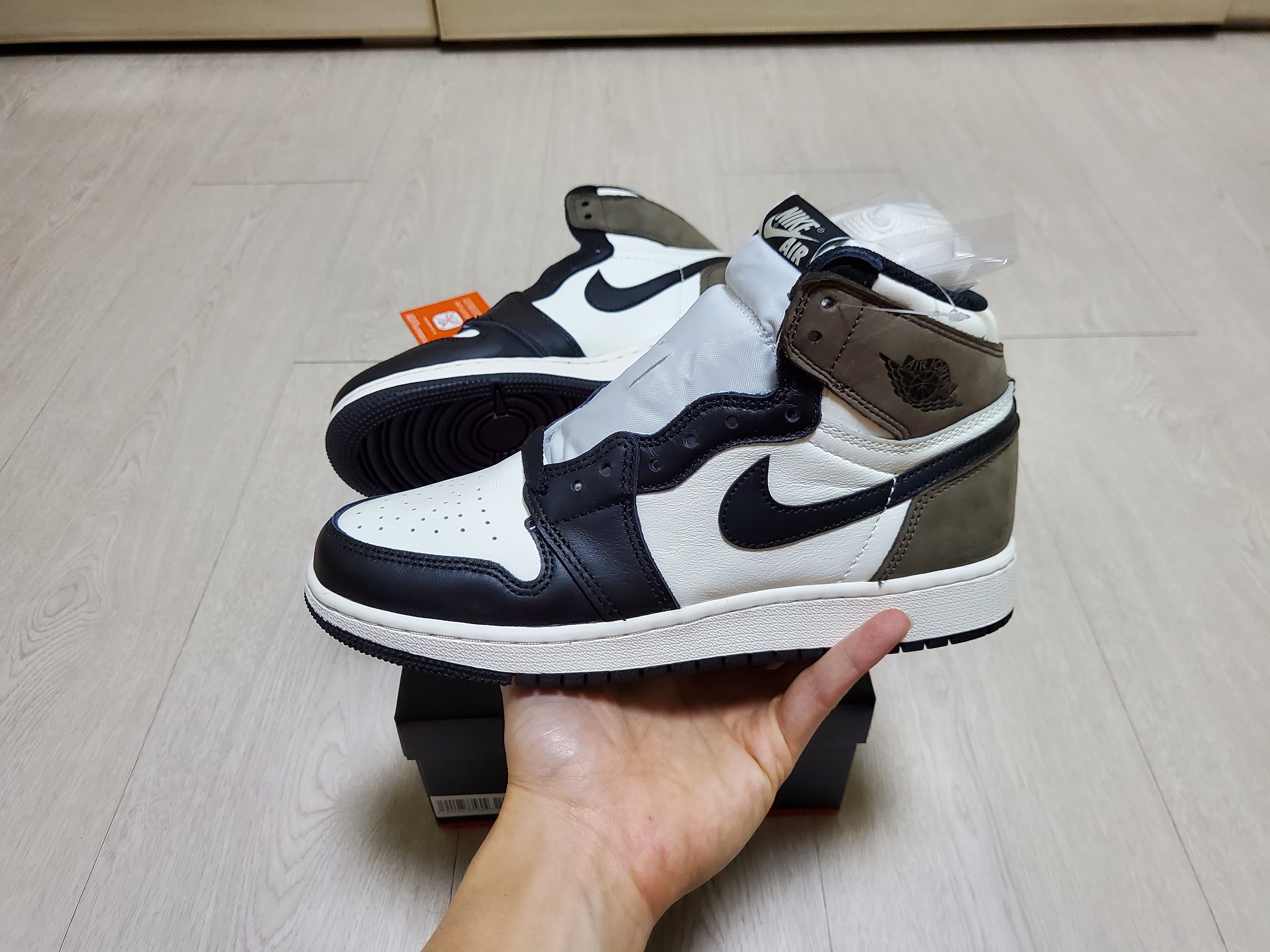 (GS) Jordan 1 Retro High OG Black Mocha 착용 스타일 - 1