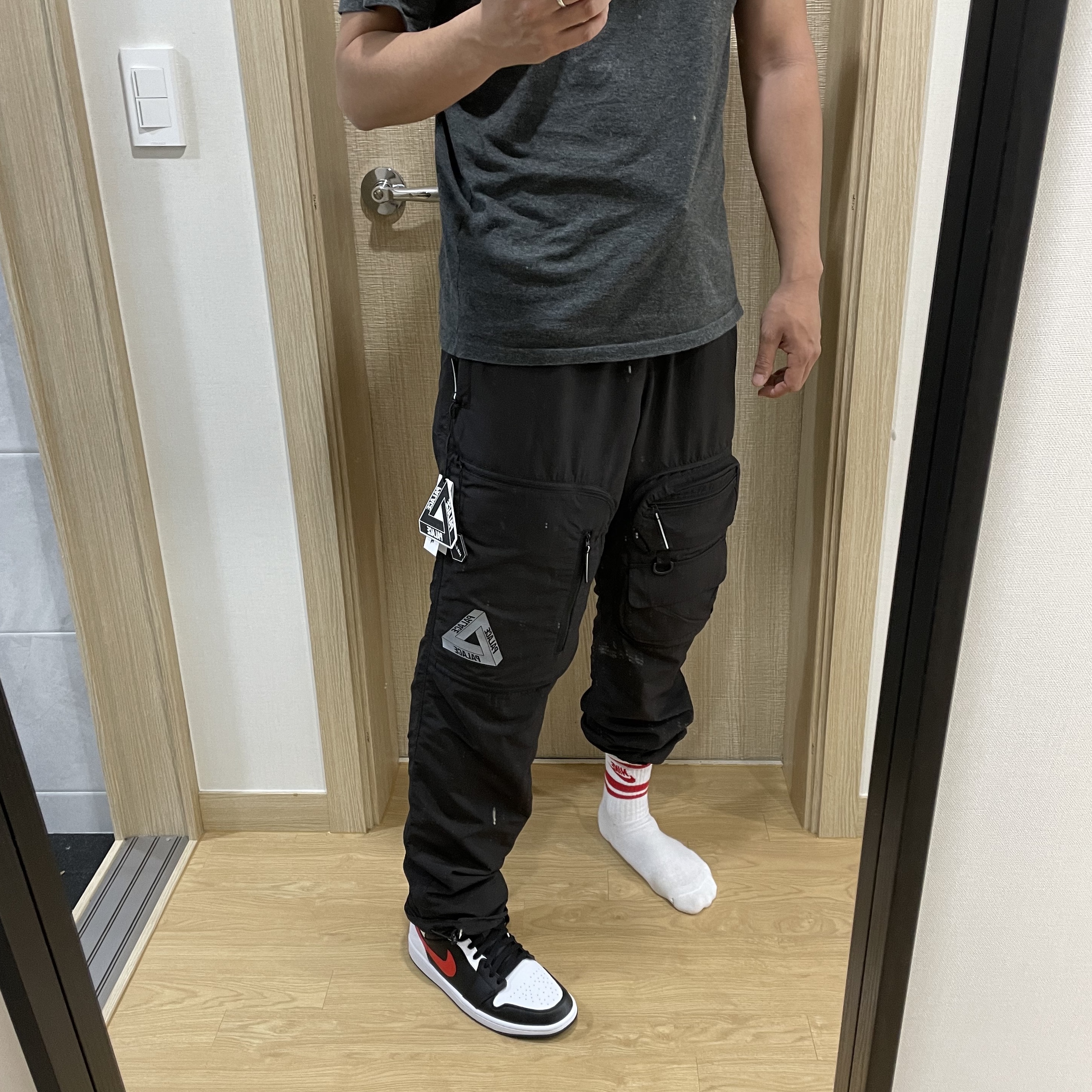 Palace Travel Cargos Black - 21SS, Jordan 1 Mid Black Chile Red 착용 스타일