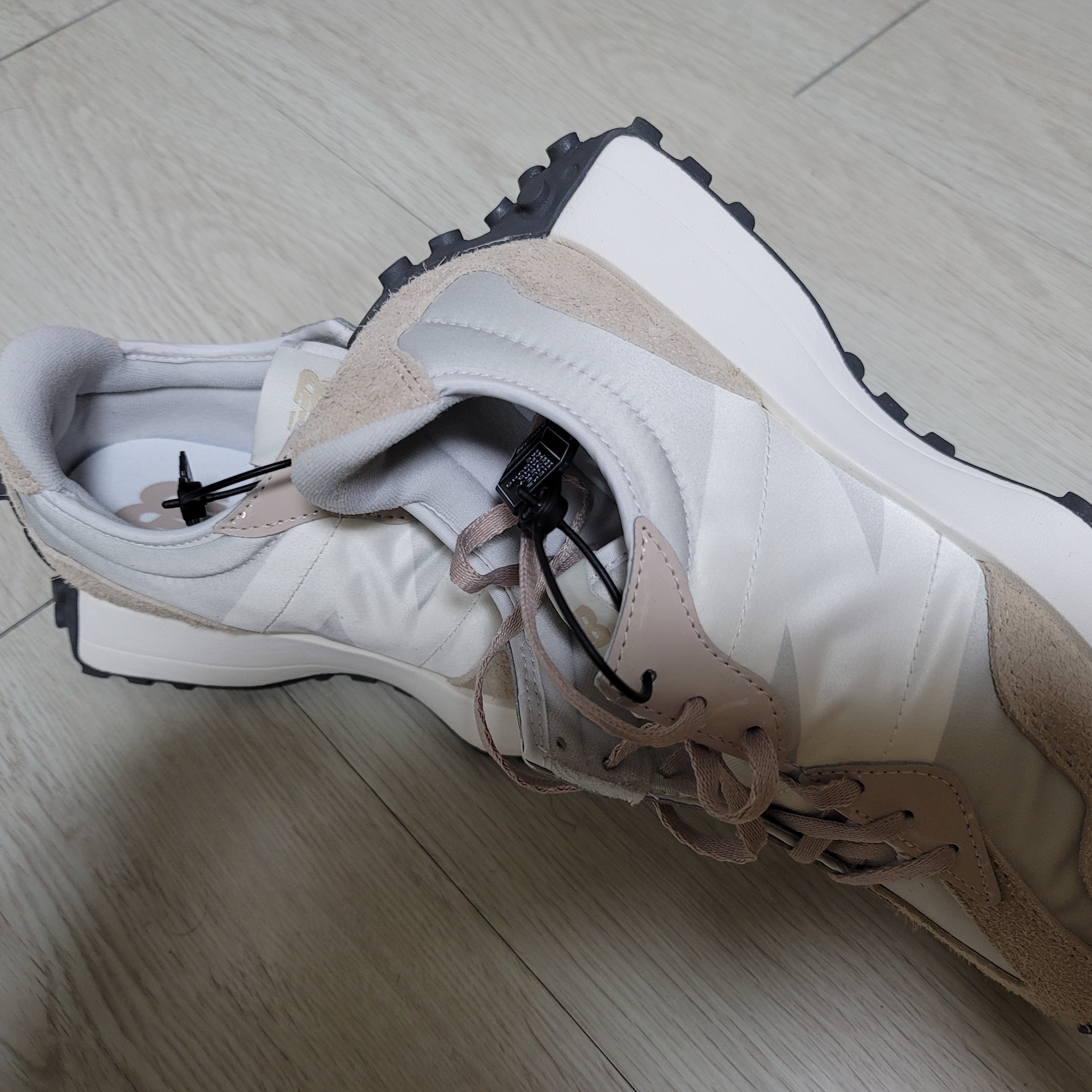 (W) New Balance 327 Grey Beige 착용 스타일