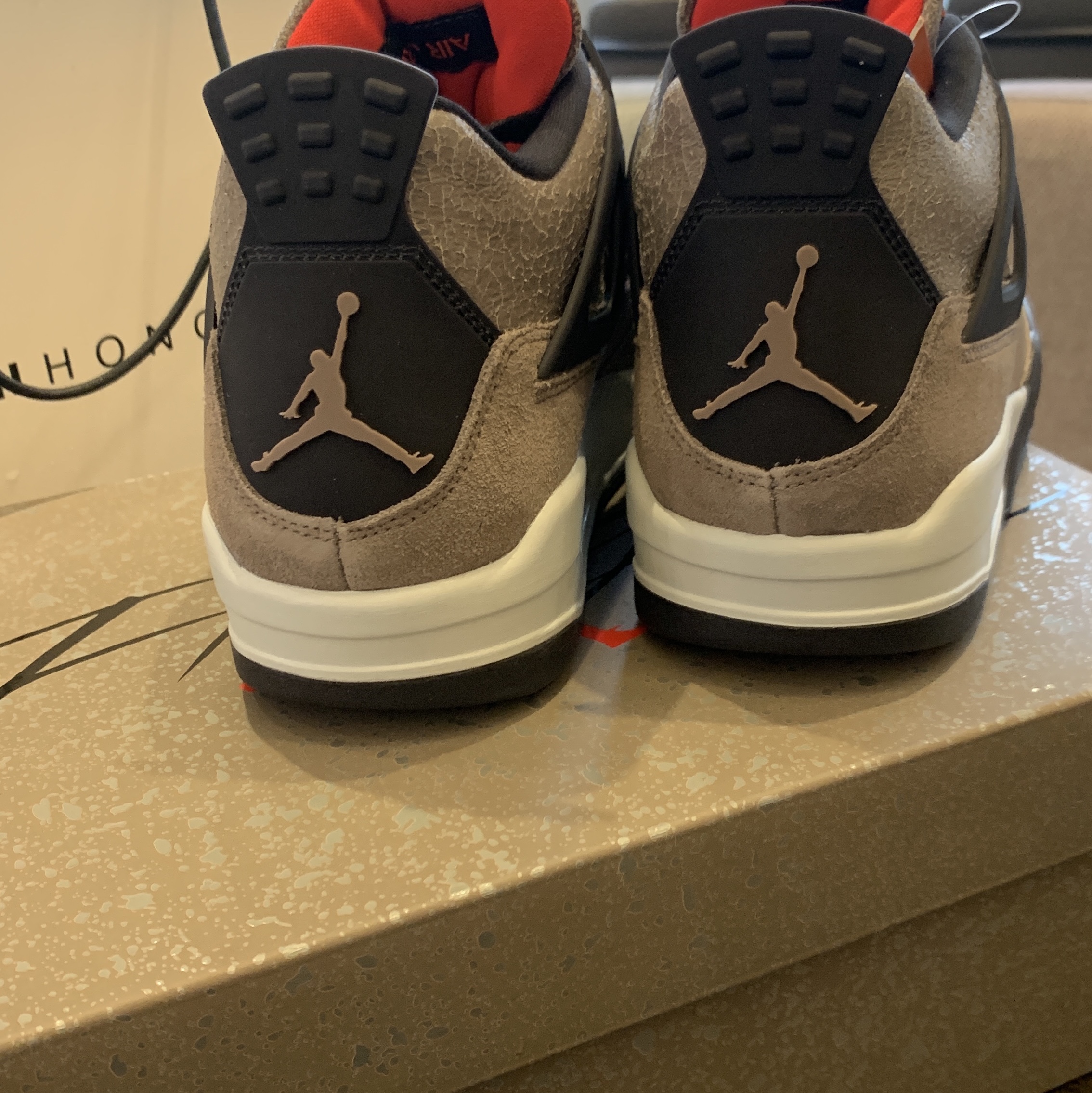 Jordan 4 Retro Taupe Haze 착용 스타일 - 2