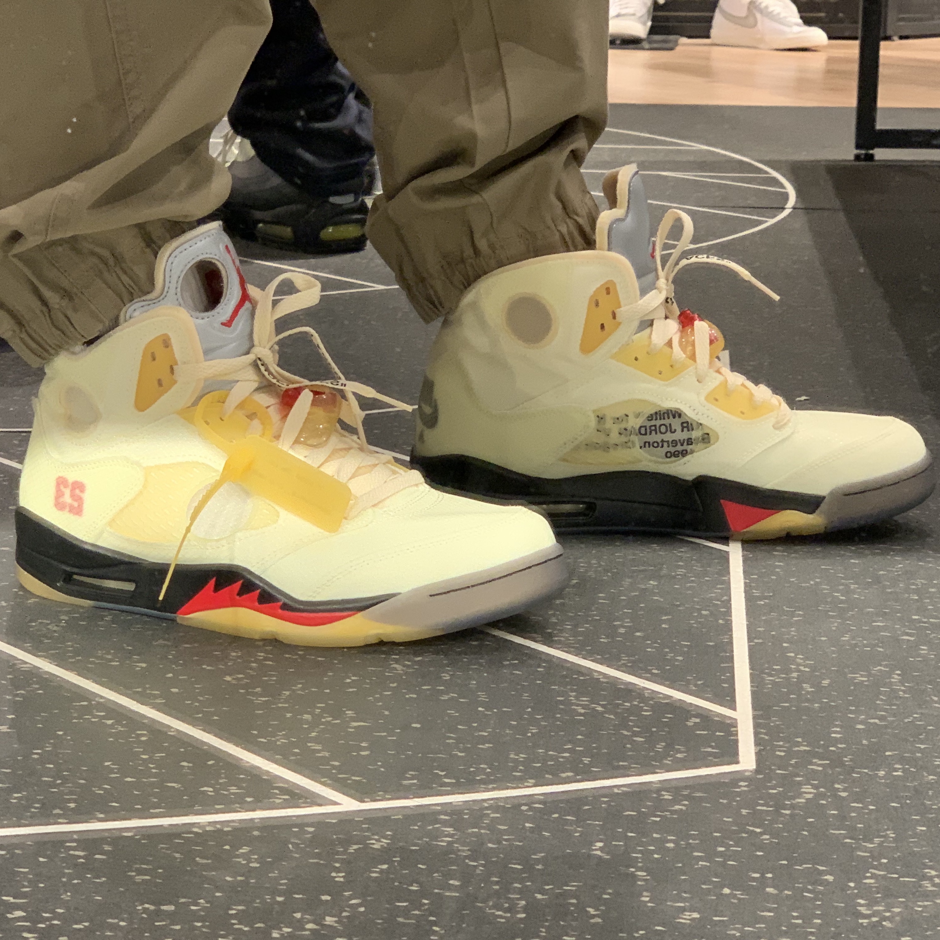 Jordan 5 x Off-White Retro SP Sail Fire Red 착용 스타일 - 2