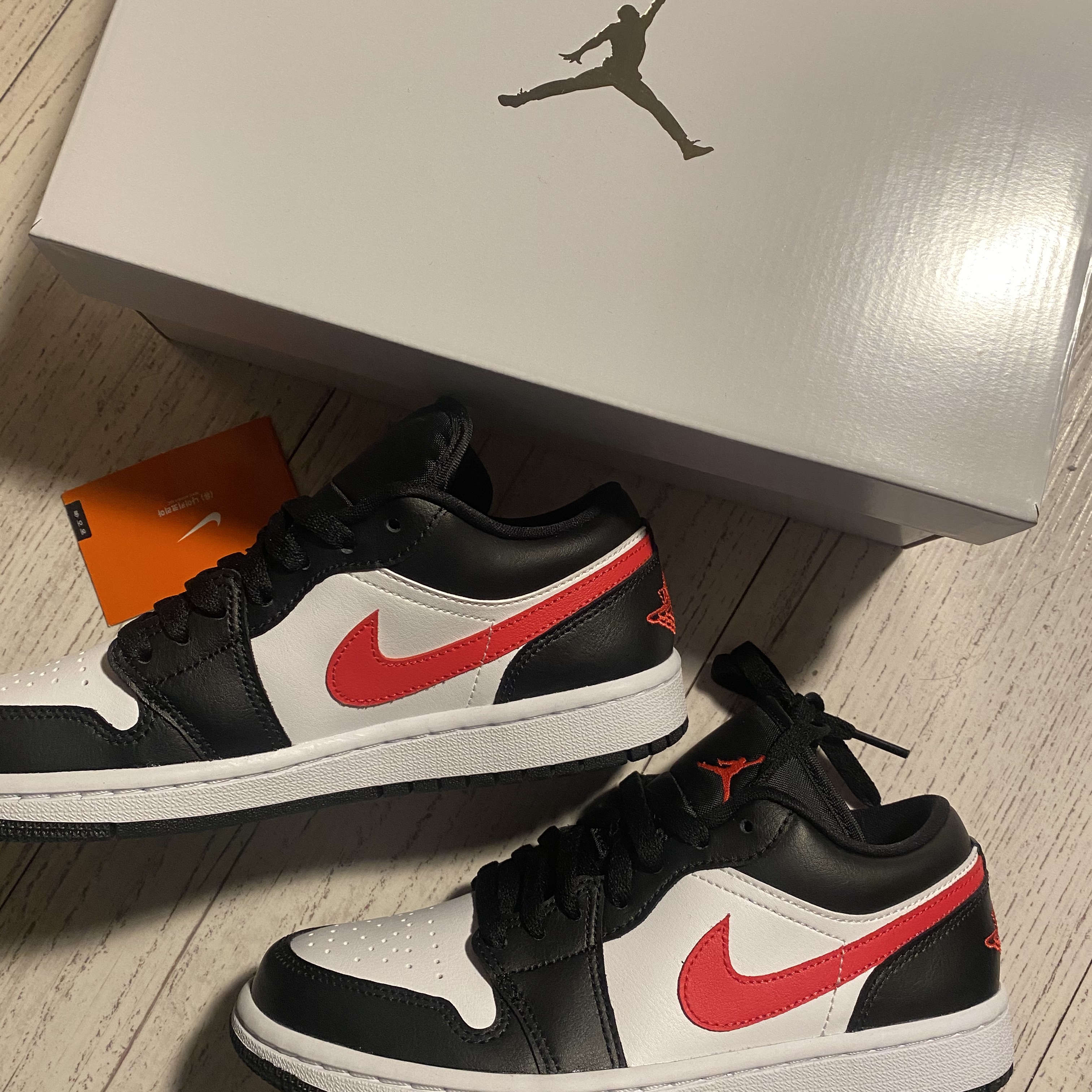 (W) Jordan 1 Low Black Siren Red 착용 스타일 - 2