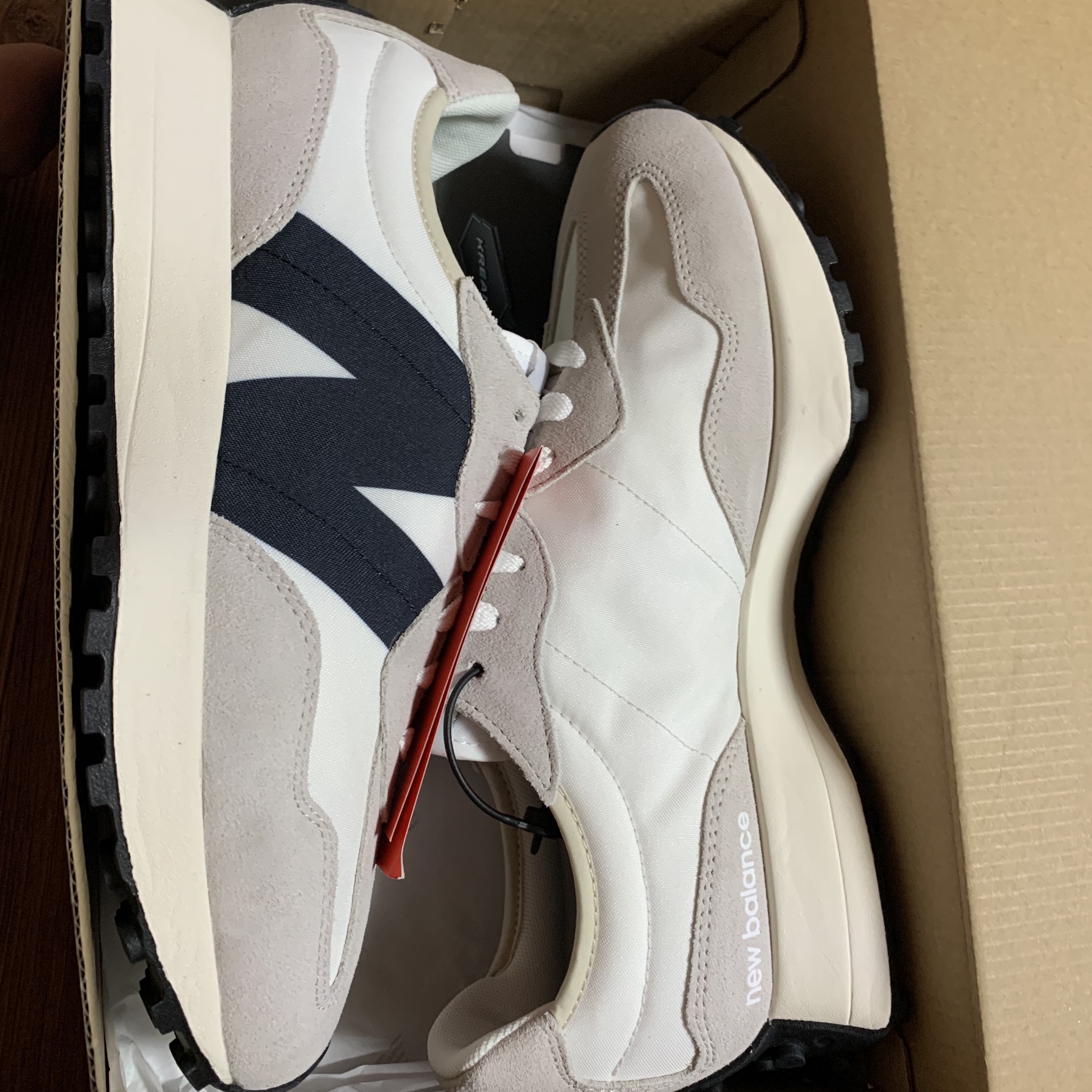 New Balance 327 White Black 착용 스타일 - 4