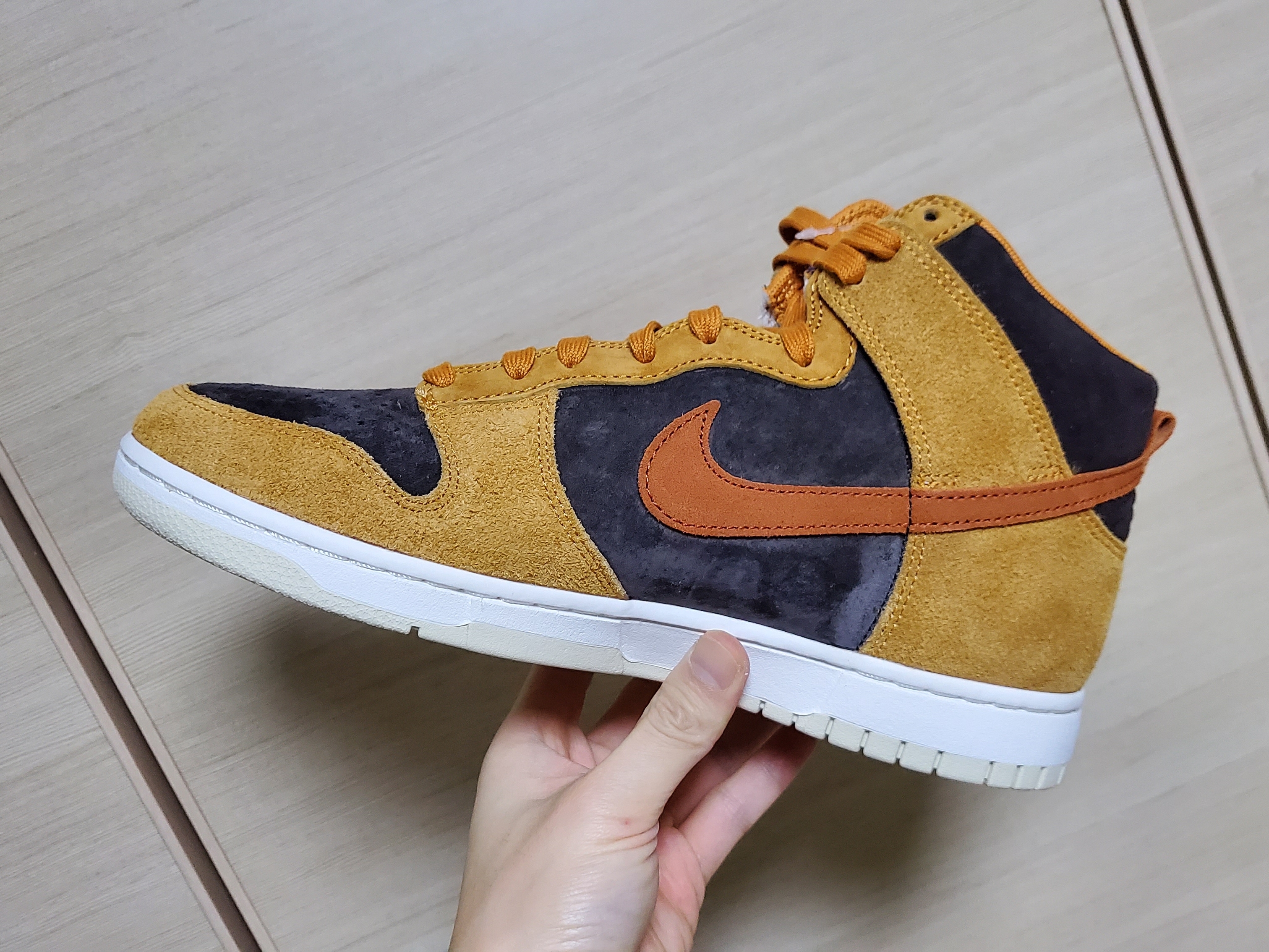 Nike Dunk High Retro PRM Dark Curry 착용 스타일 - 3