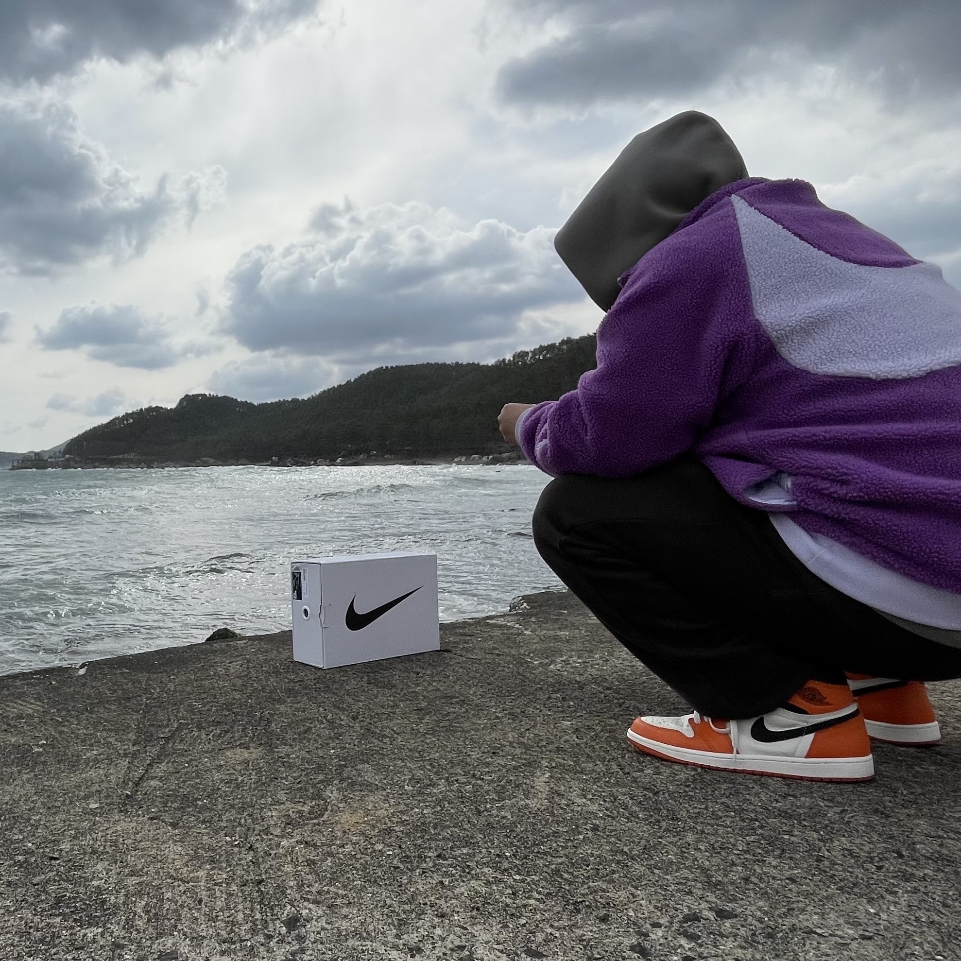 Jordan 1 Retro High OG Reverse Shattered Backboard, Nike x 1017 Alyx 9SM Air Force 1 High Triple White 2020 착용 스타일