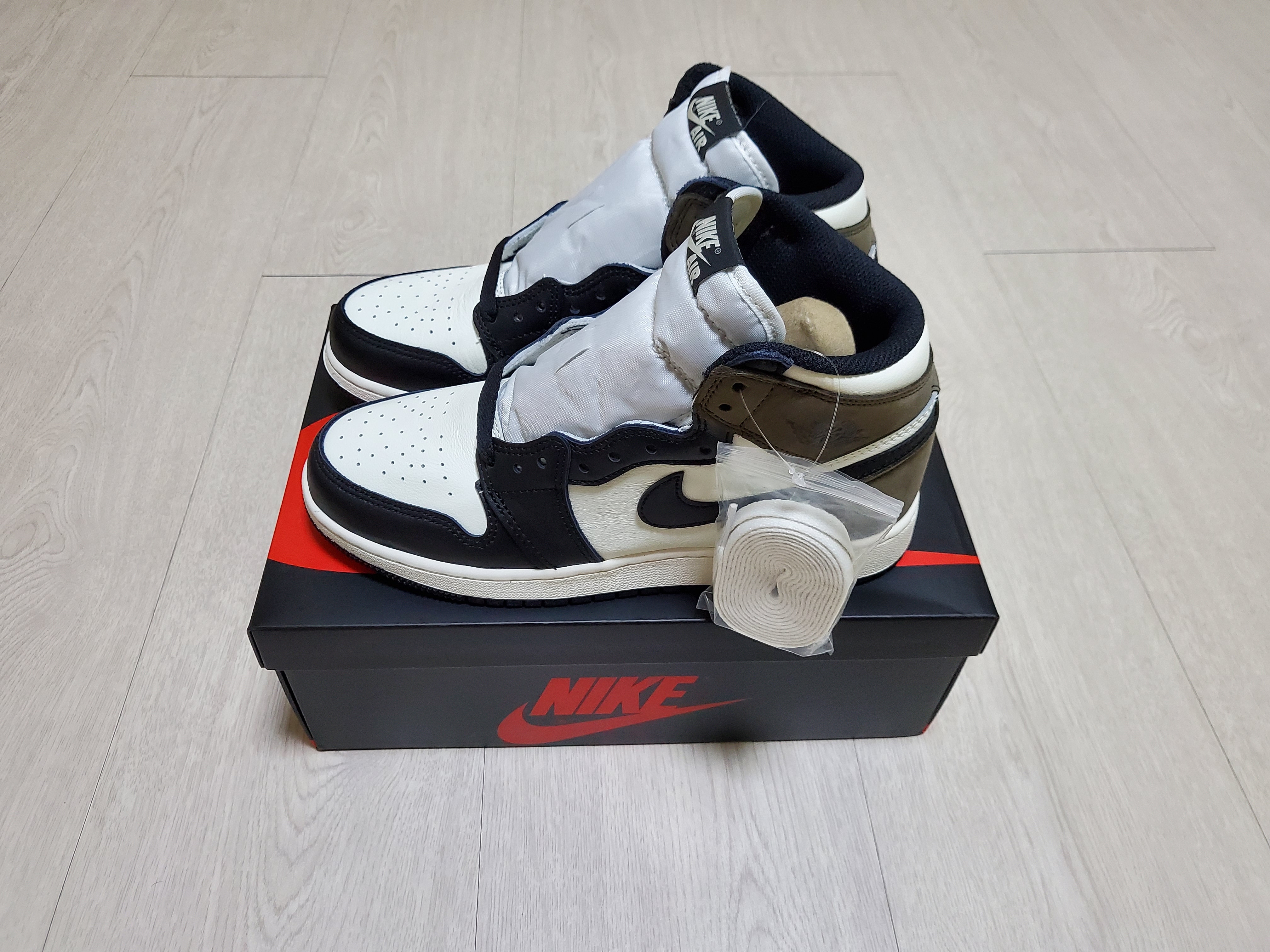 (GS) Jordan 1 Retro High OG Black Mocha 착용 스타일 - 2