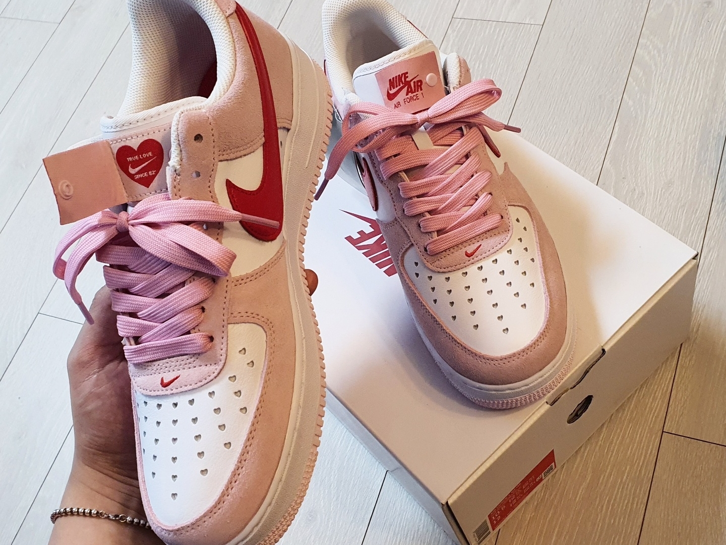 Nike Air Force 1 '07 QS Valentine's Day 착용 스타일 - 2