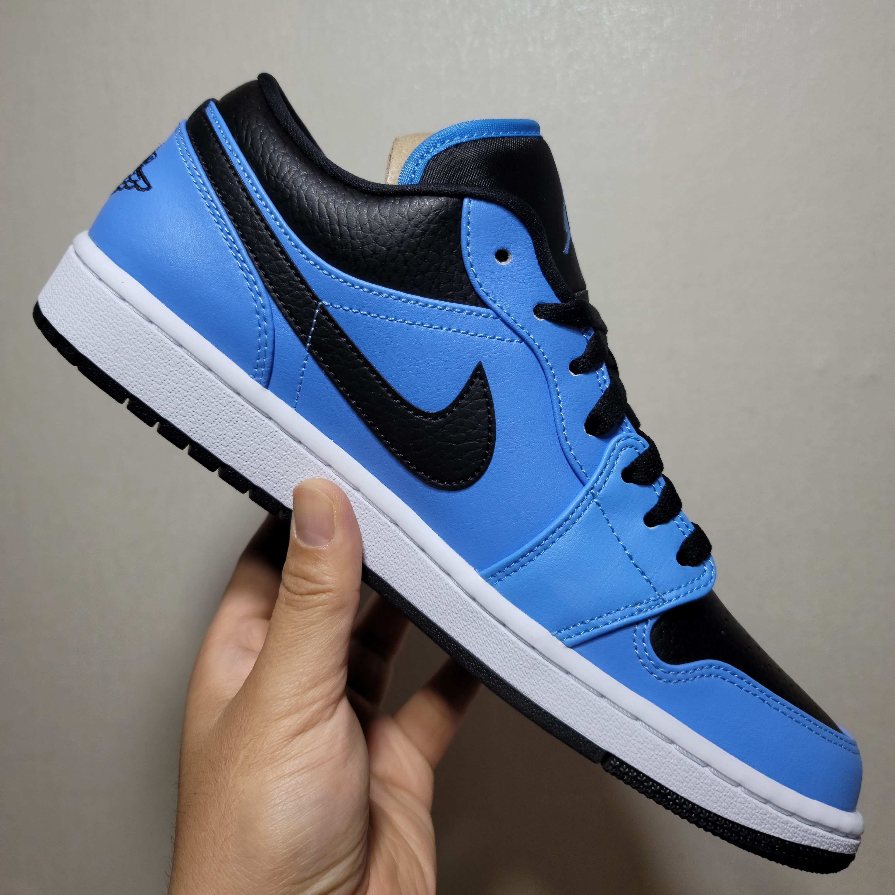 Jordan 1 Low University Blue Black 착용 스타일