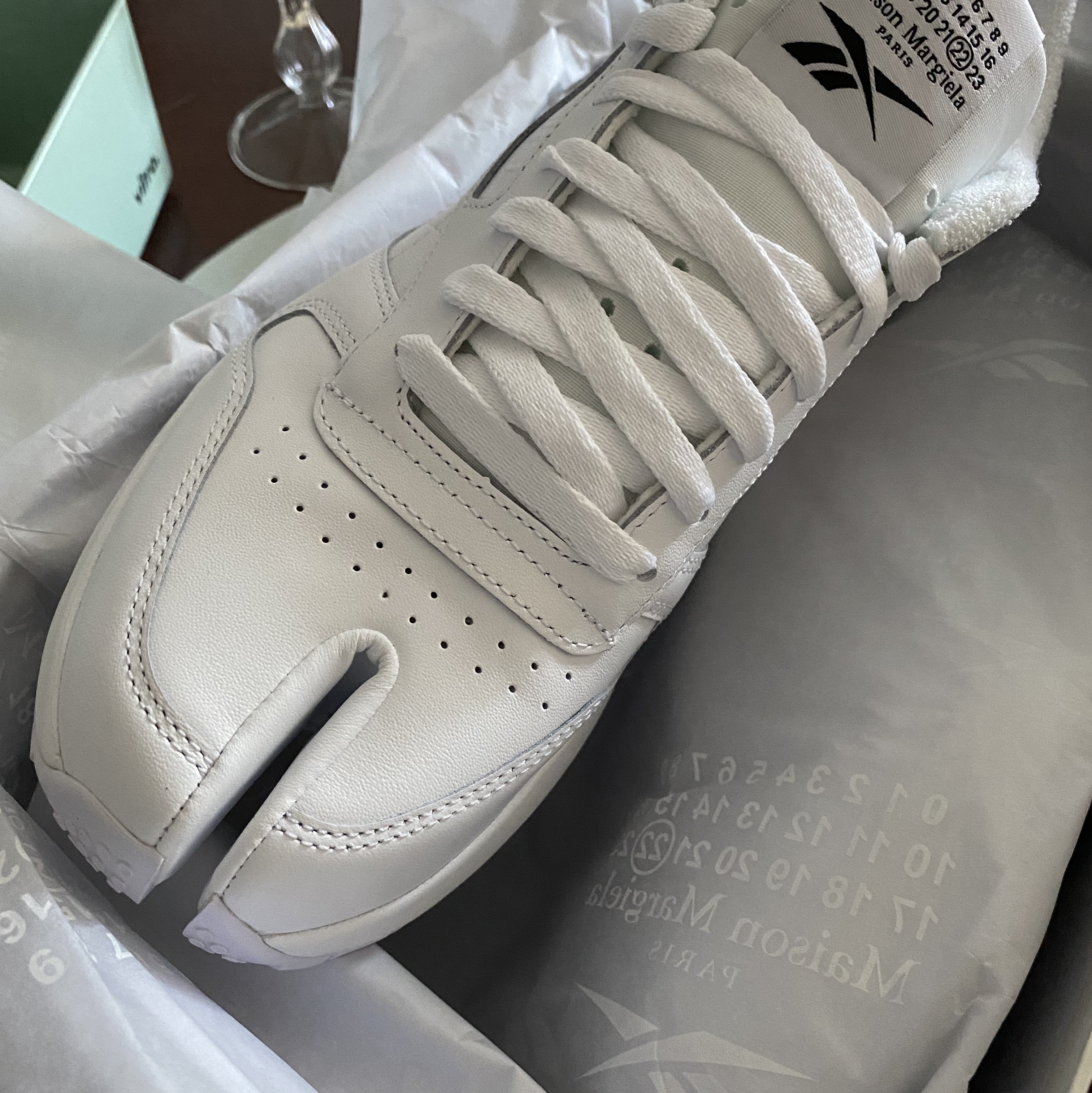Reebok x Maison Margiela Classic Leather Tabi Shoes White 착용 스타일