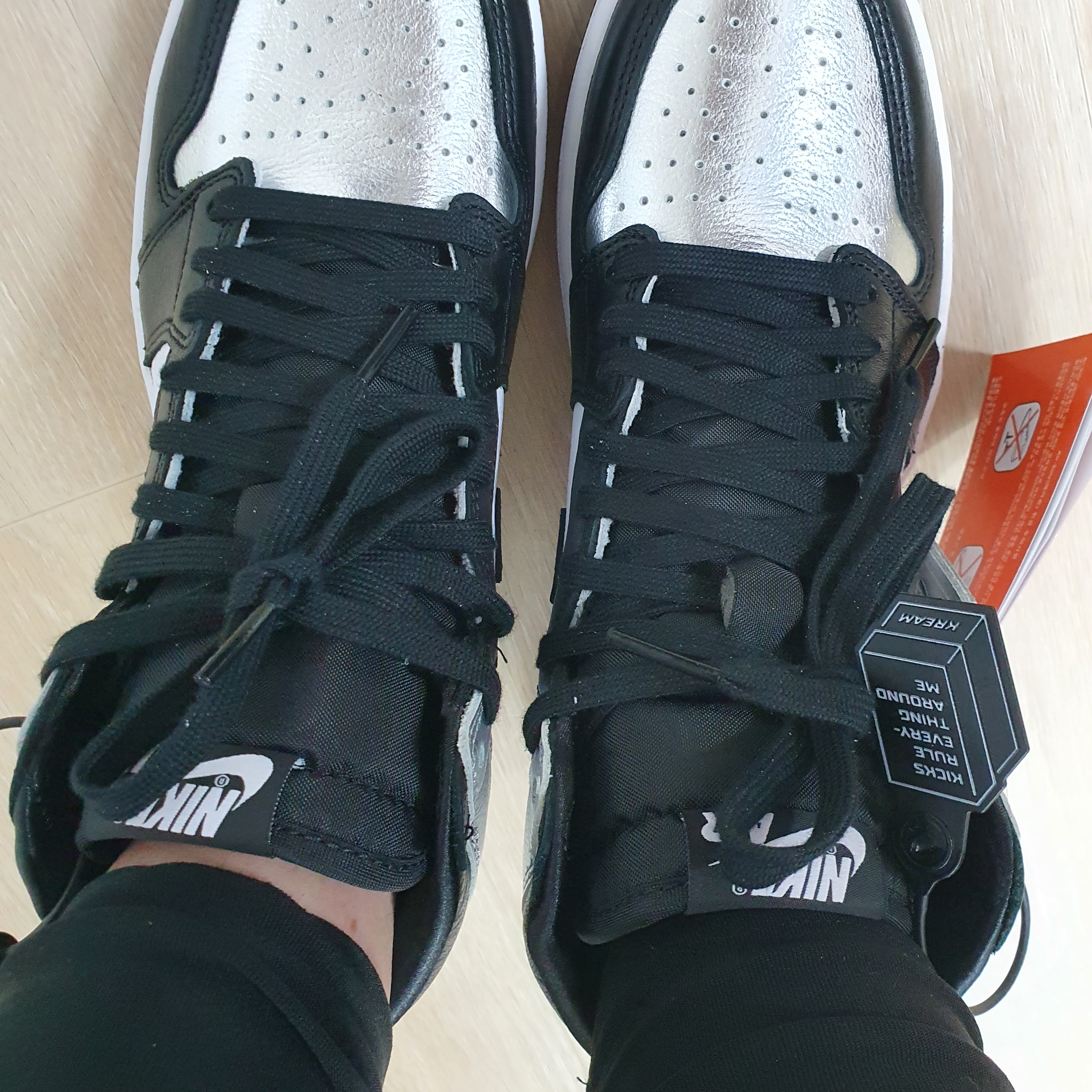 (W) Jordan 1 Retro High OG Silver Toe 착용 스타일 - 3