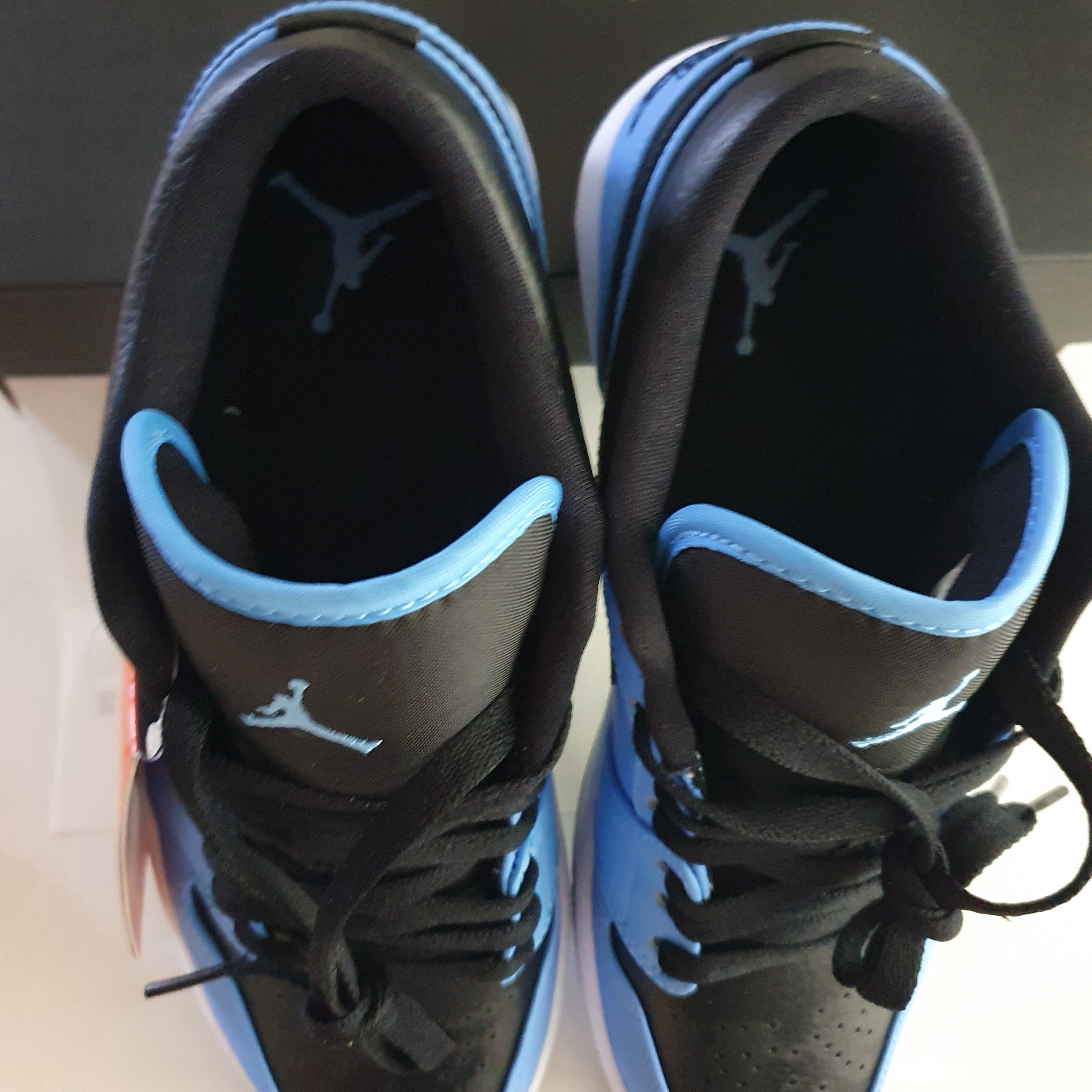 Jordan 1 Low University Blue Black 착용 스타일 - 2
