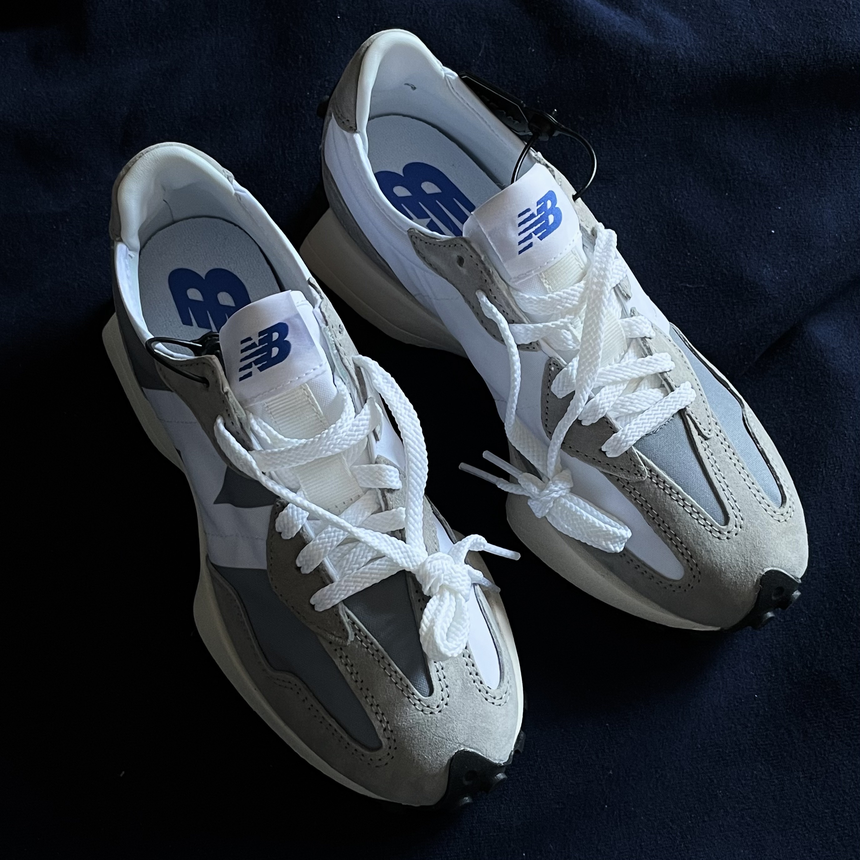 New Balance 327 Grey 착용 스타일 - 2
