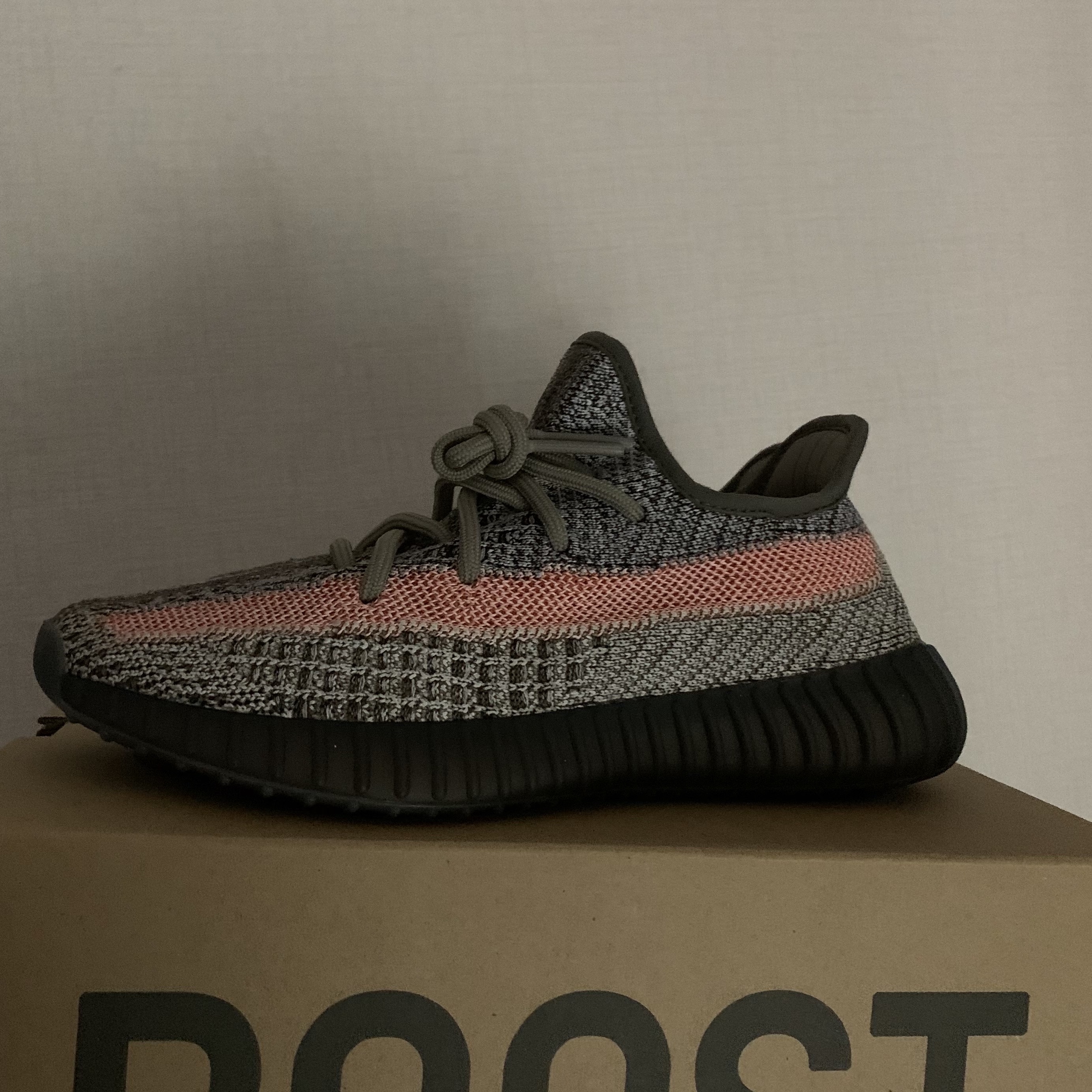 Adidas Yeezy Boost 350 V2 Ash Stone 착용 스타일