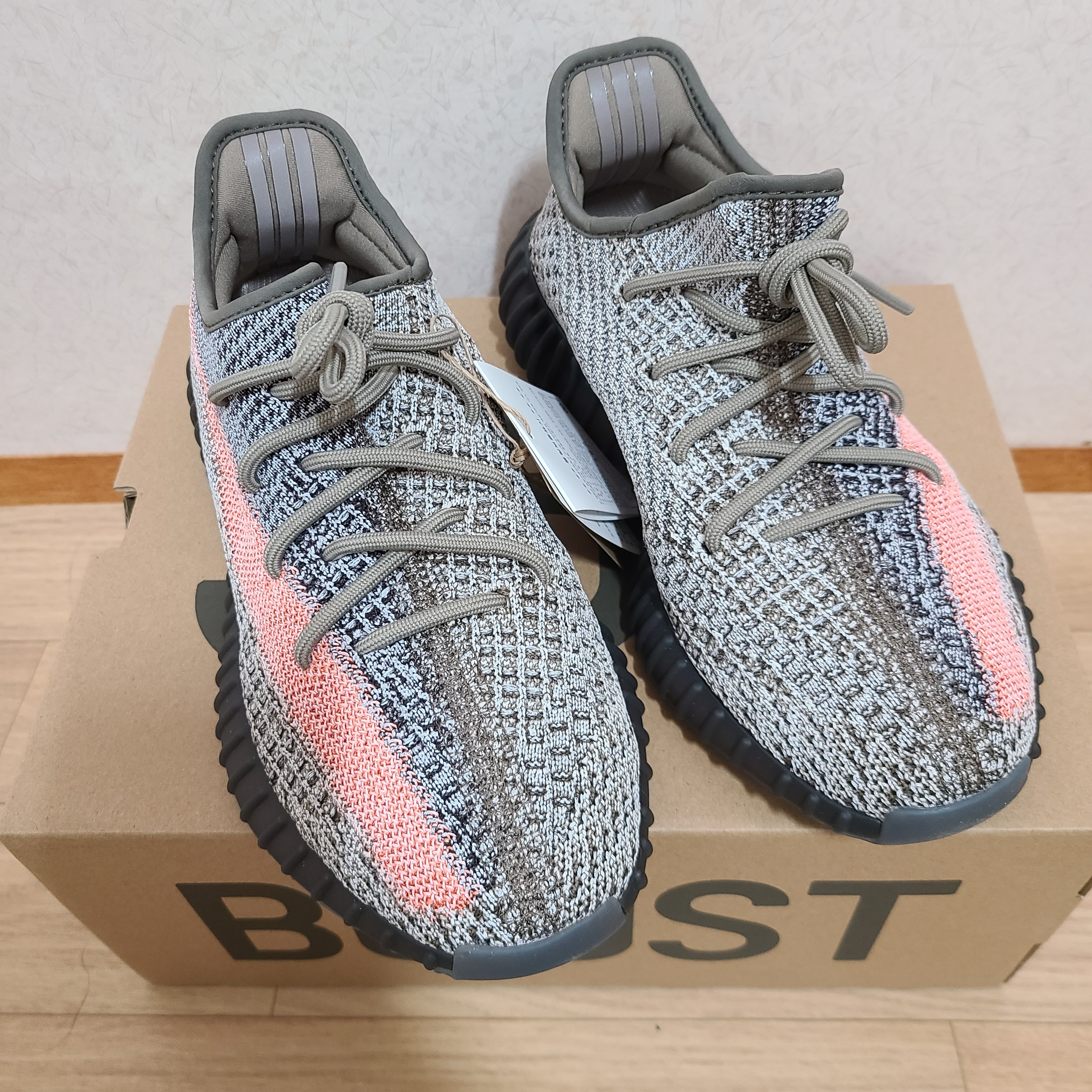Adidas Yeezy Boost 350 V2 Ash Stone 착용 스타일 - 2