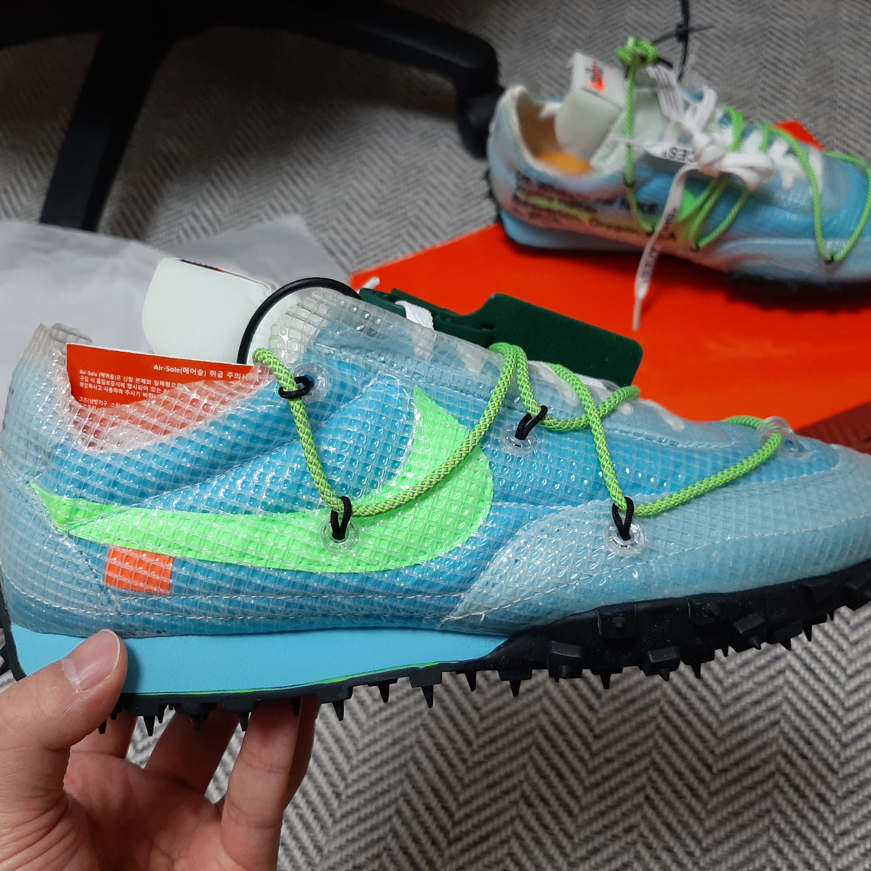 (W) Nike x Off-White Waffle Racer Vivid Sky 착용 스타일 - 1