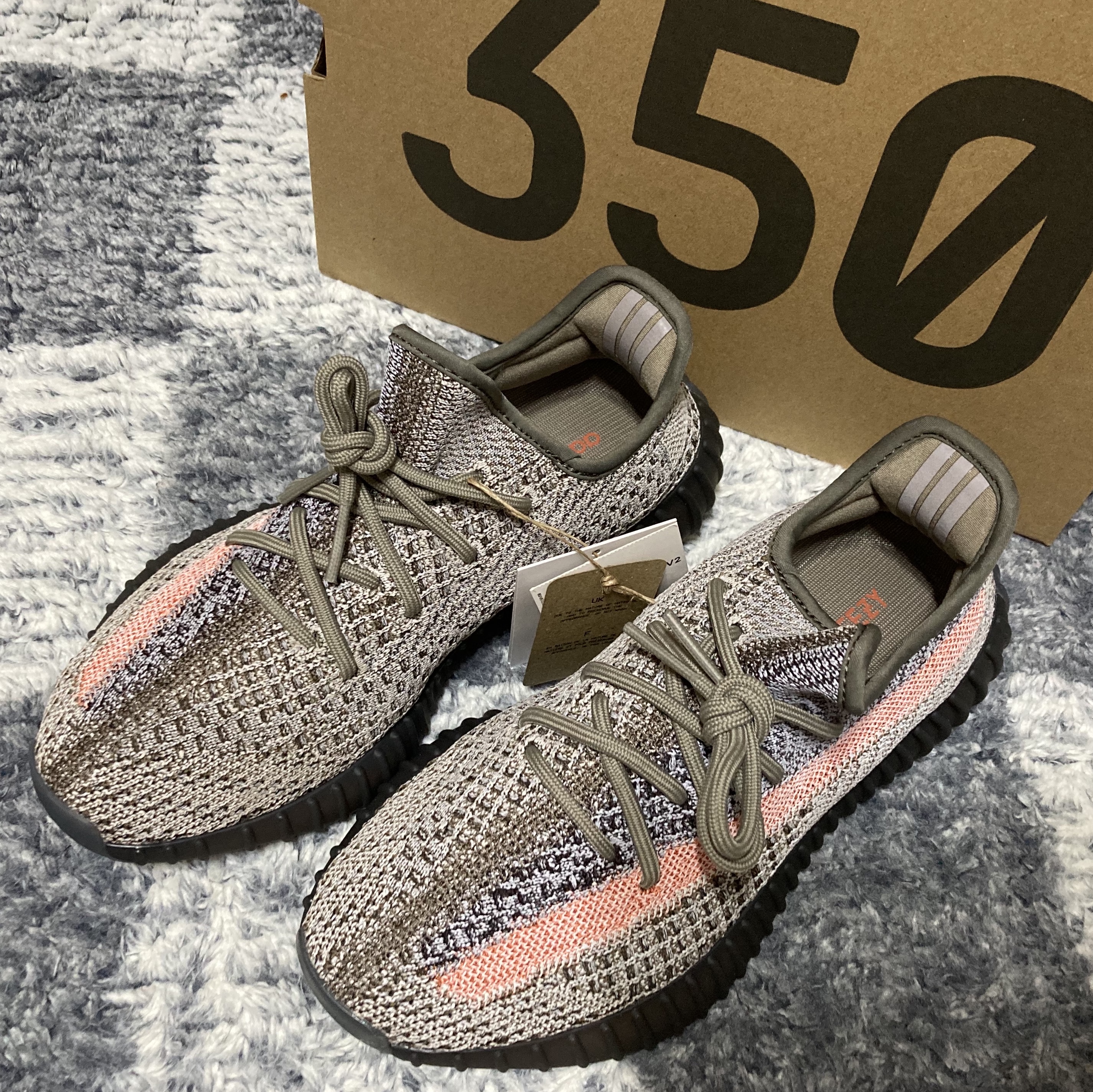 Adidas Yeezy Boost 350 V2 Ash Stone 착용 스타일 - 2