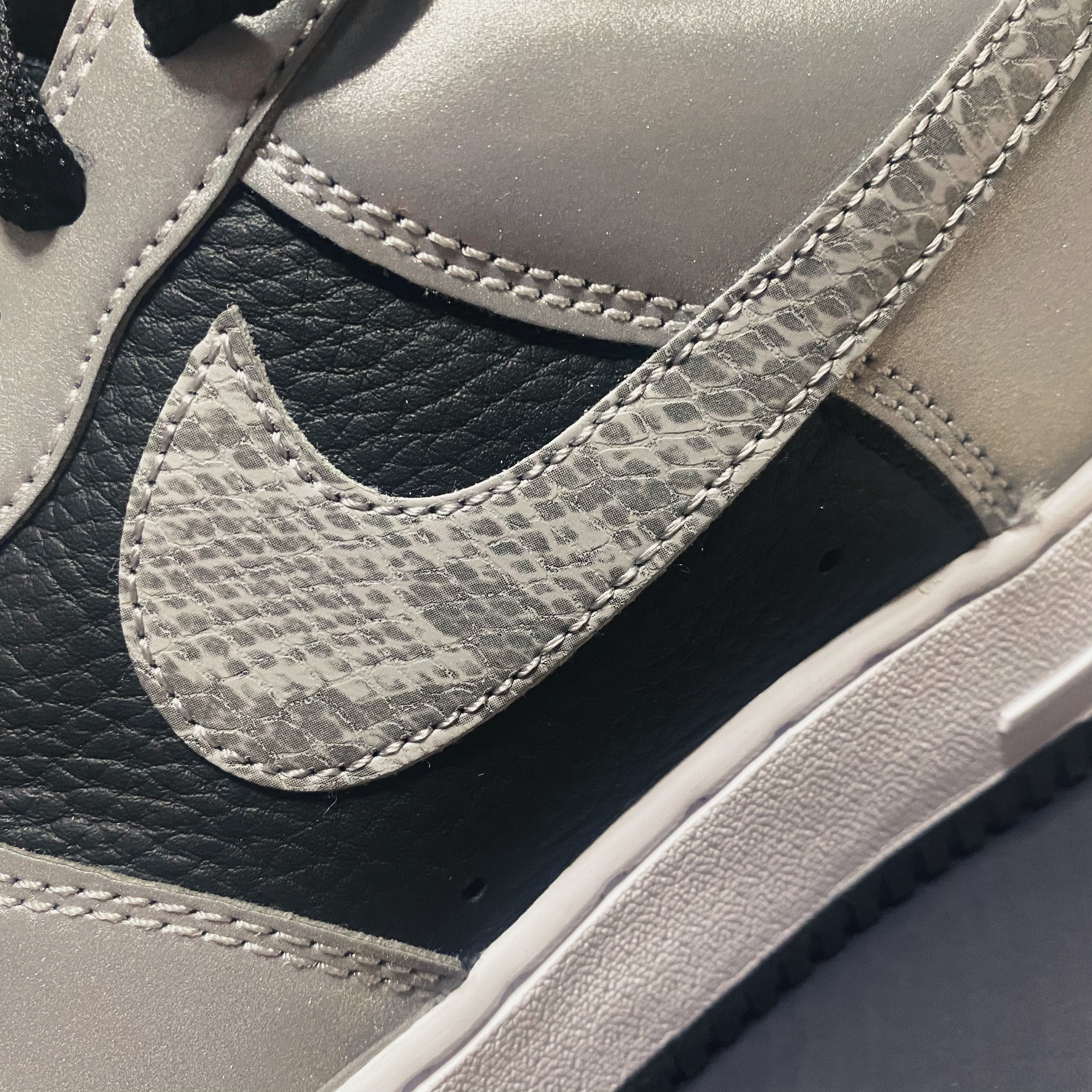 Nike Air Force 1 B Silver Snake 착용 스타일 - 1