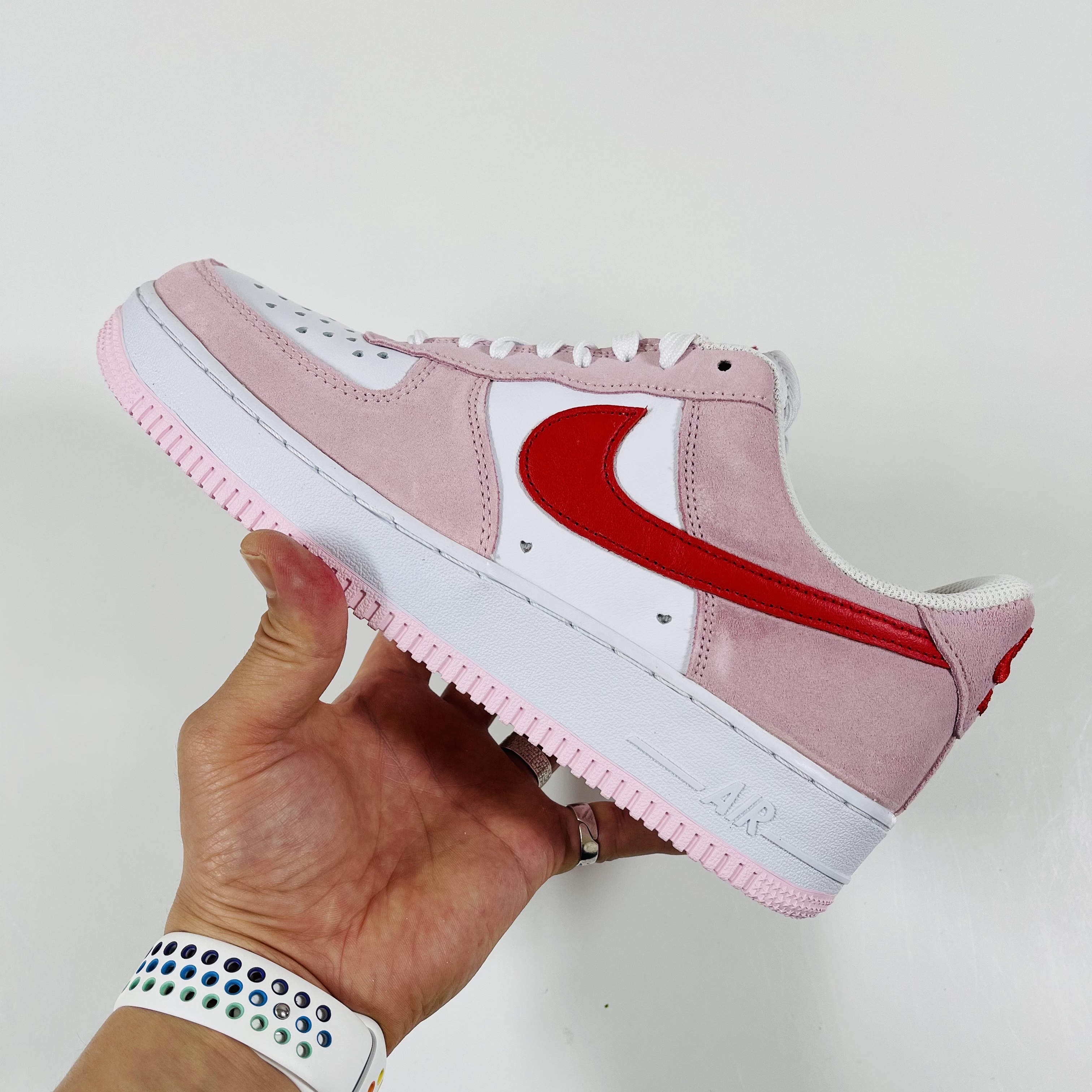 Nike Air Force 1 '07 QS Valentine's Day 착용 스타일 - 1