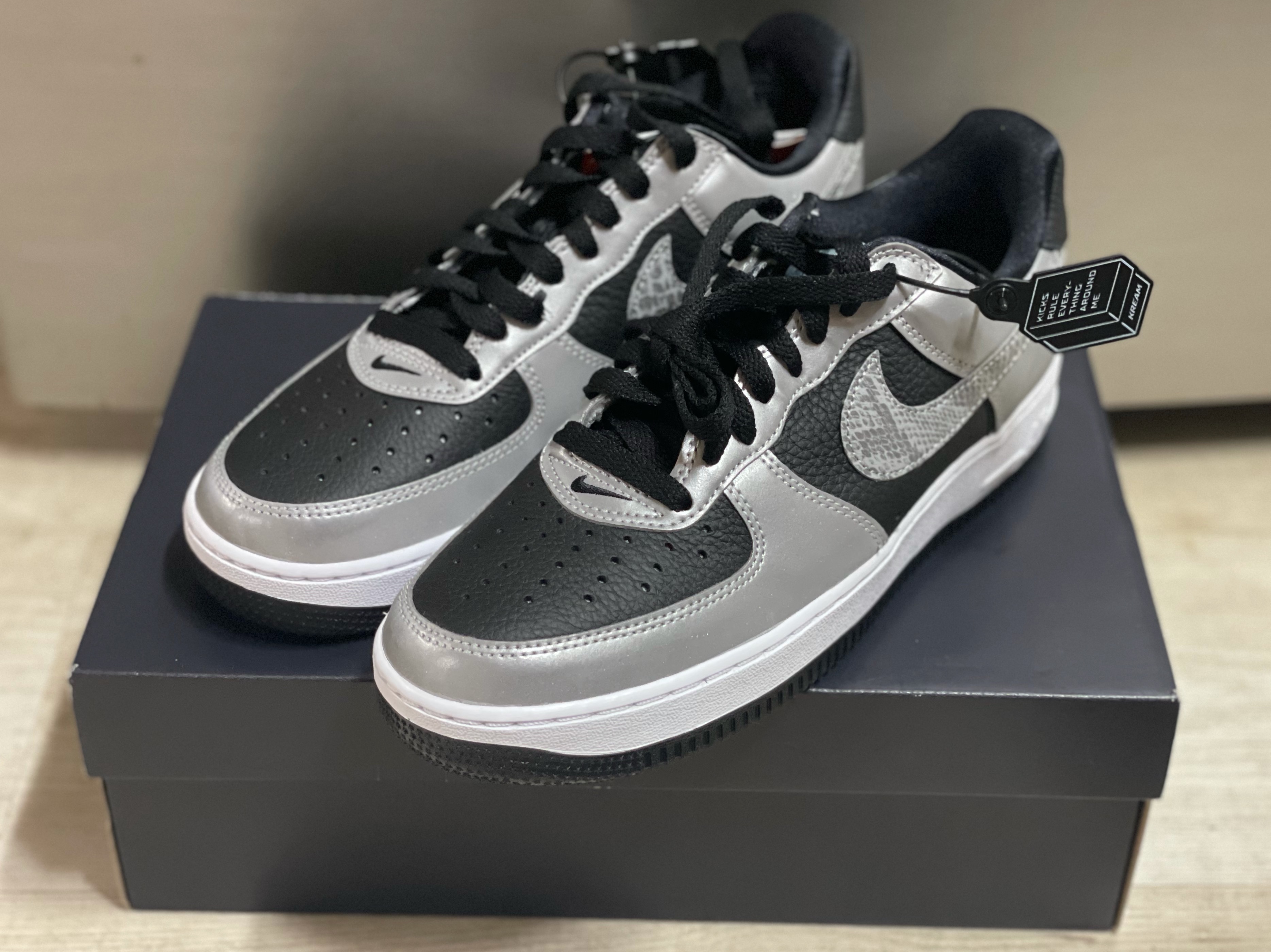 Nike Air Force 1 B Silver Snake 착용 스타일 - 2